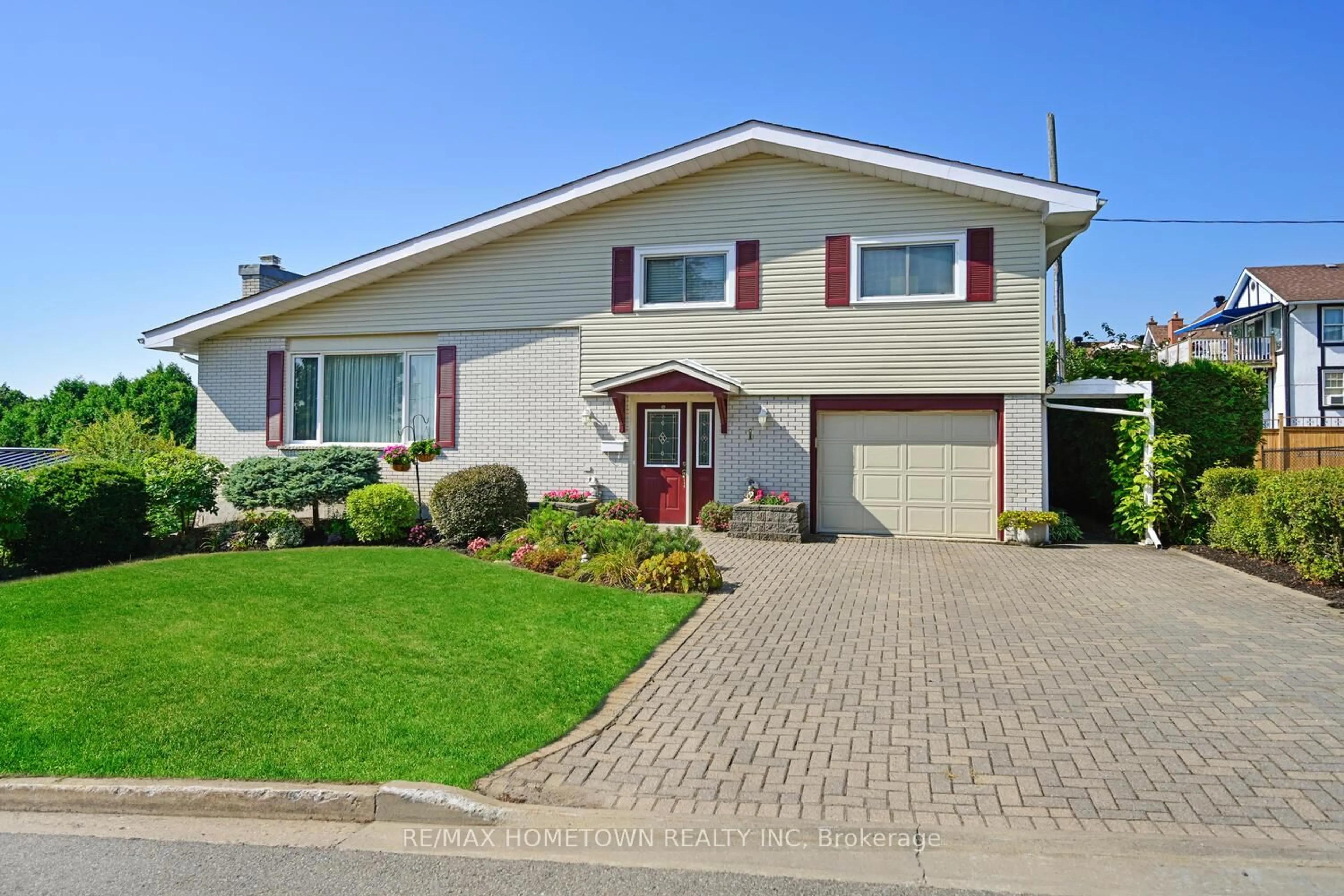 Home with vinyl exterior material, street for 1 Hardy Cres, Brockville Ontario K6V 3A2