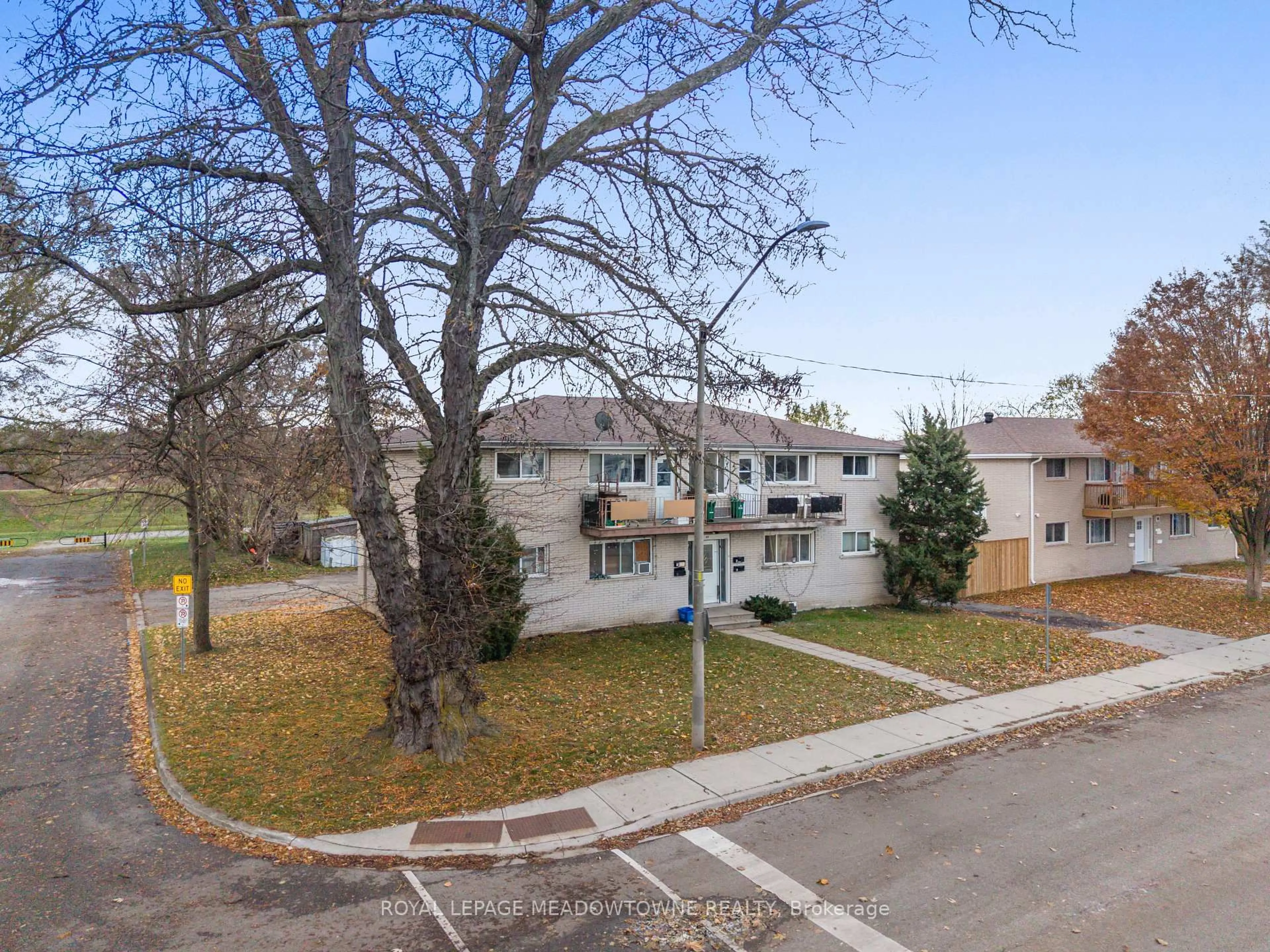 A pic from outside/outdoor area/front of a property/back of a property/a pic from drone, street for 94 Sixth Ave, Brantford Ontario N3S 1B2