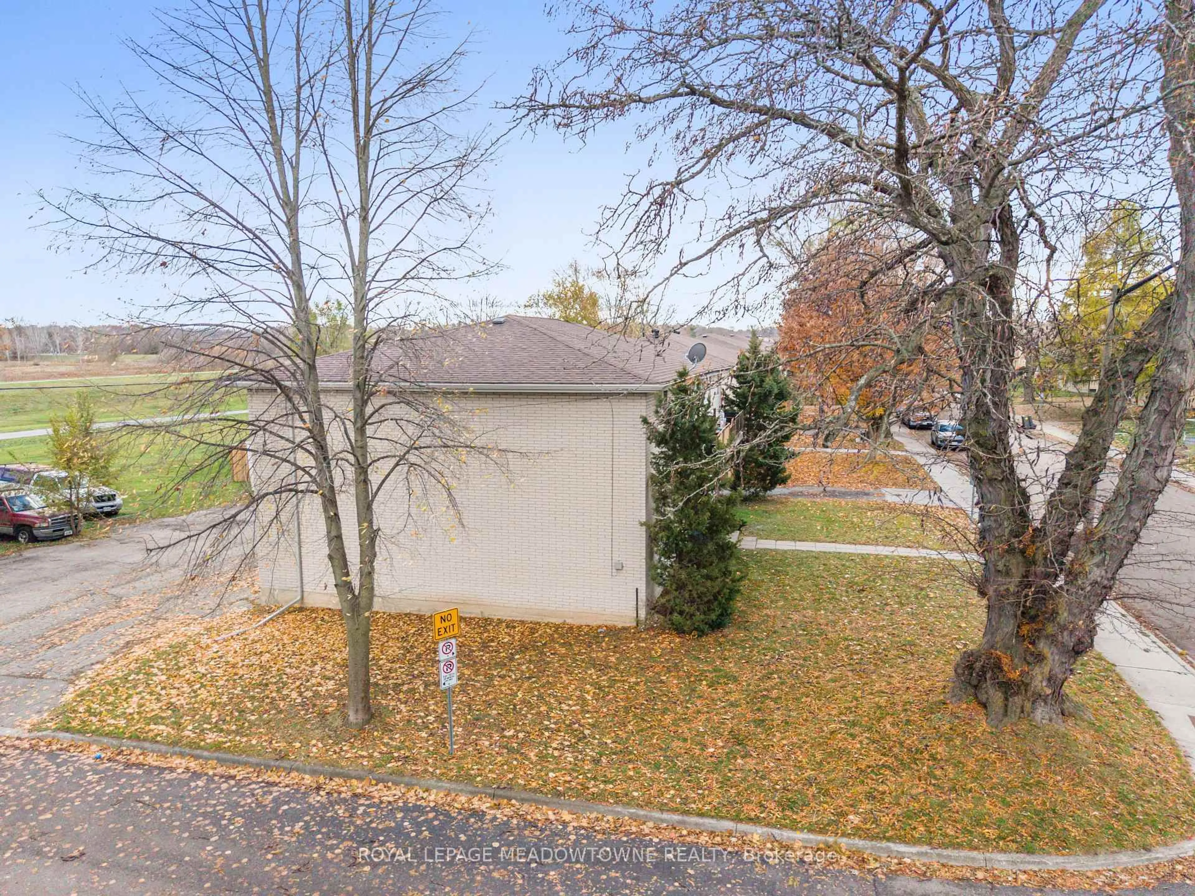 A pic from outside/outdoor area/front of a property/back of a property/a pic from drone, street for 94 Sixth Ave, Brantford Ontario N3S 1B2