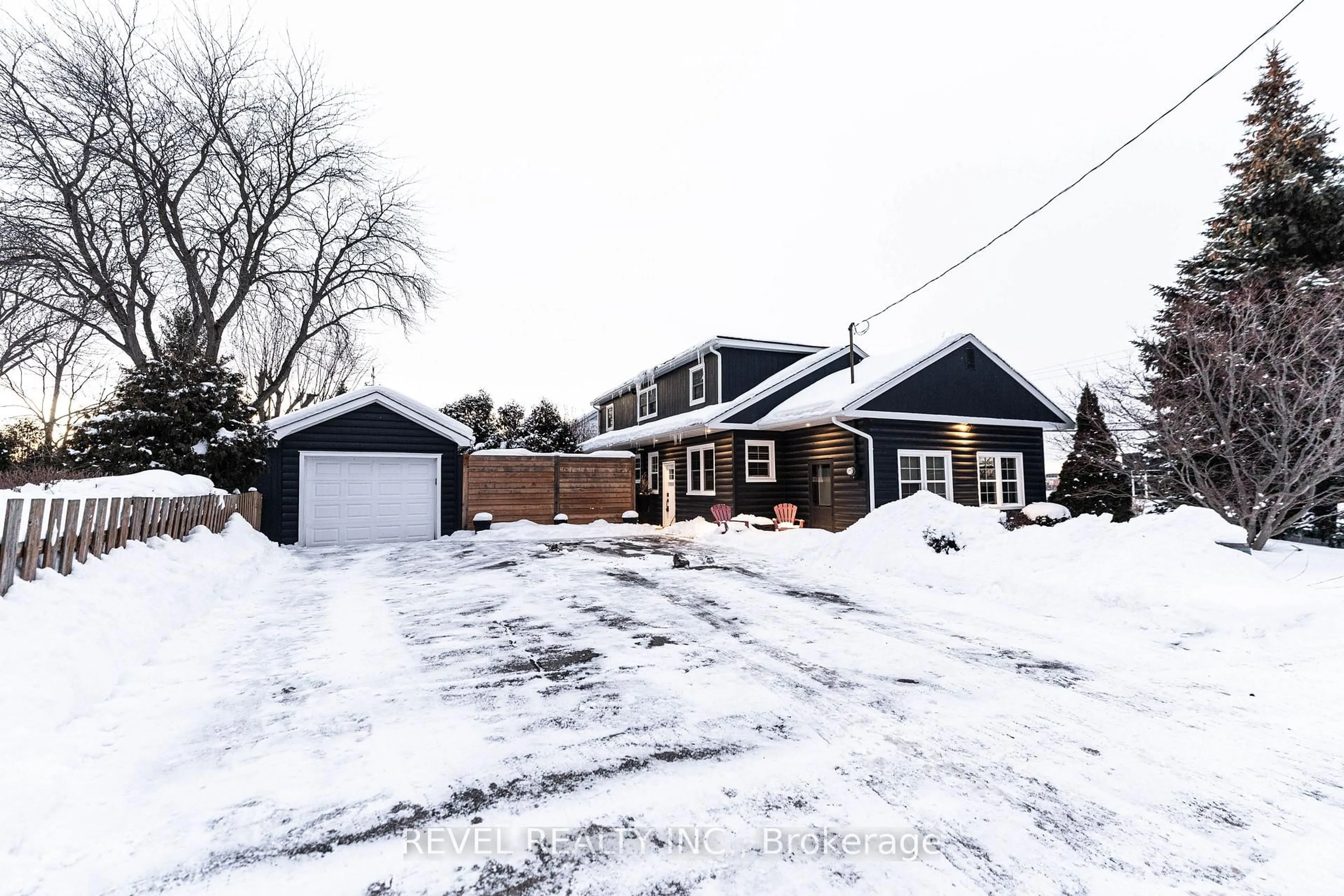 A pic from outside/outdoor area/front of a property/back of a property/a pic from drone, street for 331 St Paul St, St. Catharines Ontario L2R 6P7