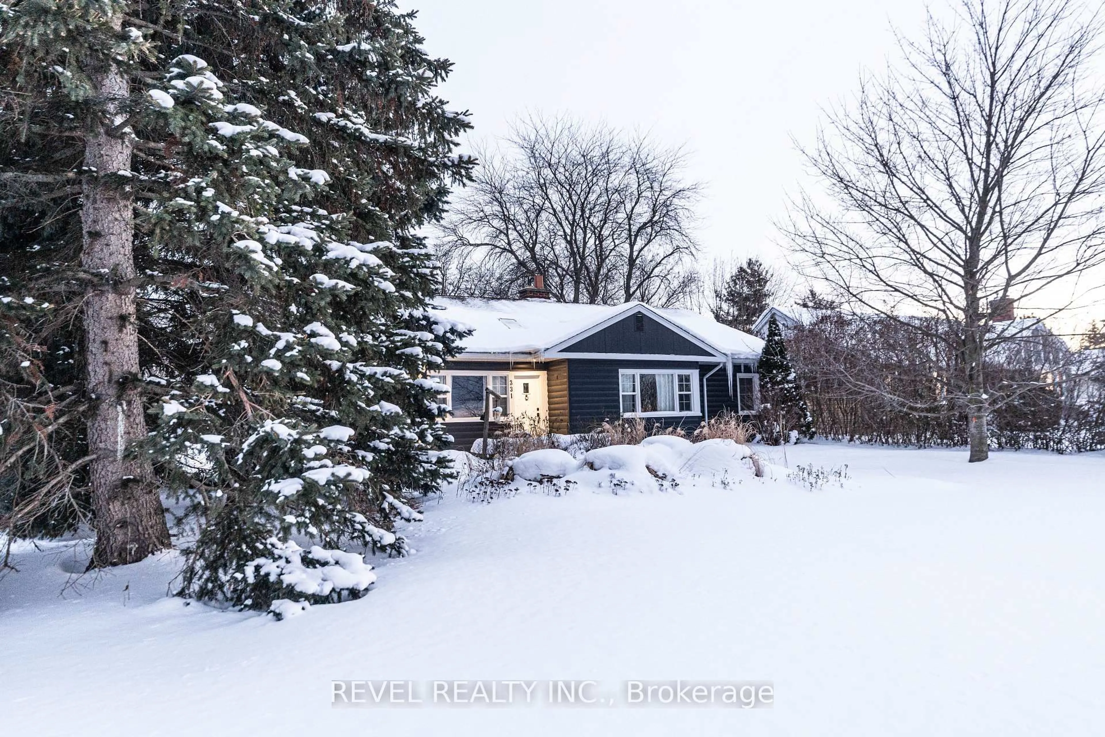 A pic from outside/outdoor area/front of a property/back of a property/a pic from drone, street for 331 St Paul St, St. Catharines Ontario L2R 6P7