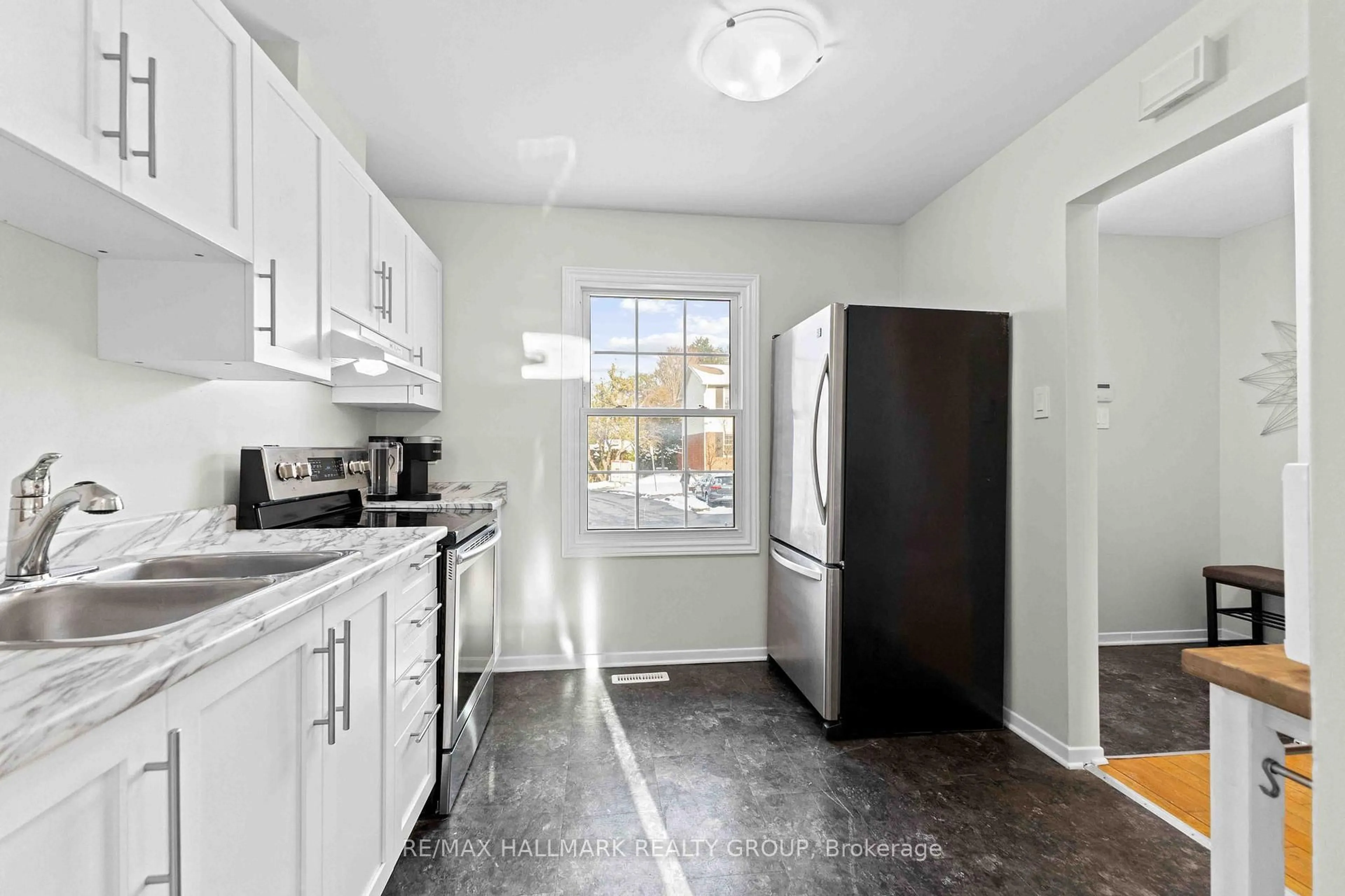Standard kitchen, ceramic/tile floor for 1160 Shillington Ave #11, Ottawa Ontario K1Z 7Z4