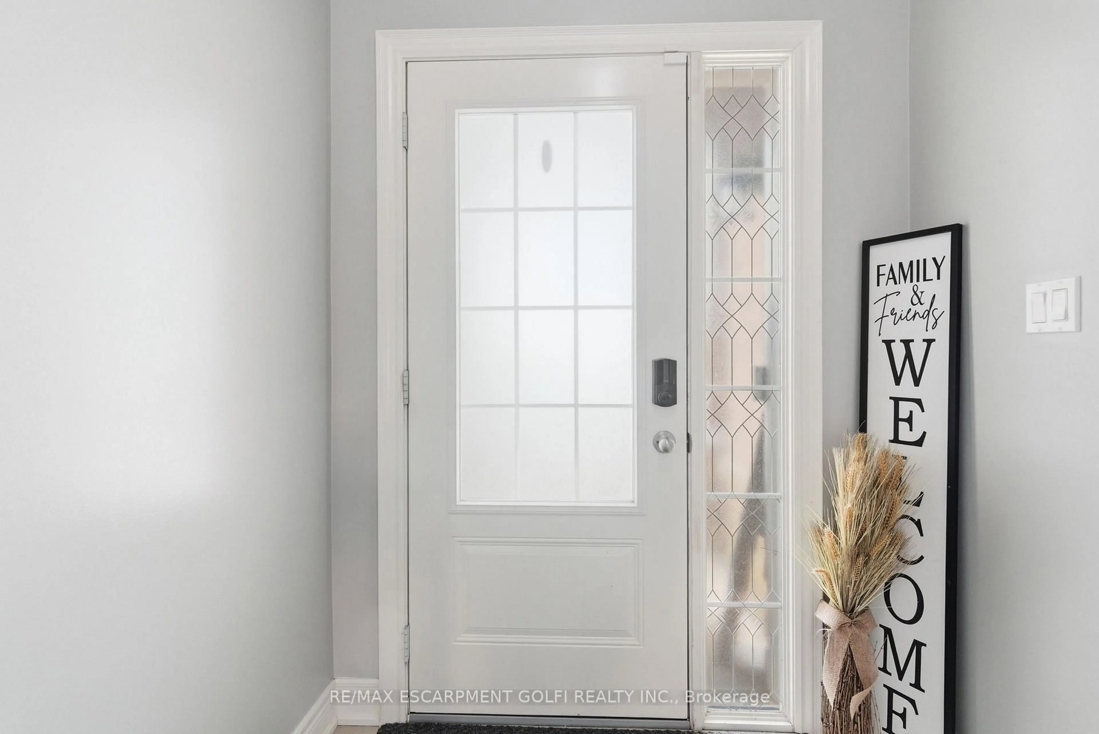 Indoor entryway for 914 Burwell St, Fort Erie Ontario L2A 0E3