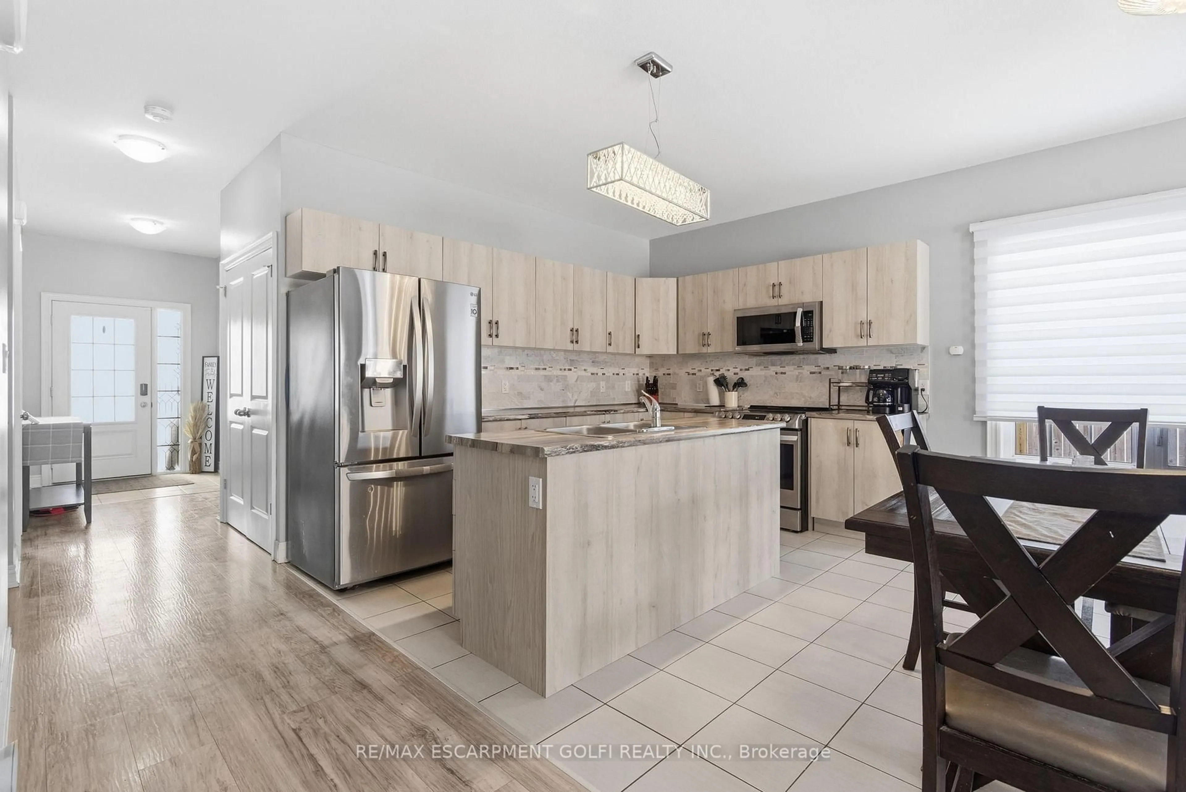Open concept kitchen, ceramic/tile floor for 914 Burwell St, Fort Erie Ontario L2A 0E3