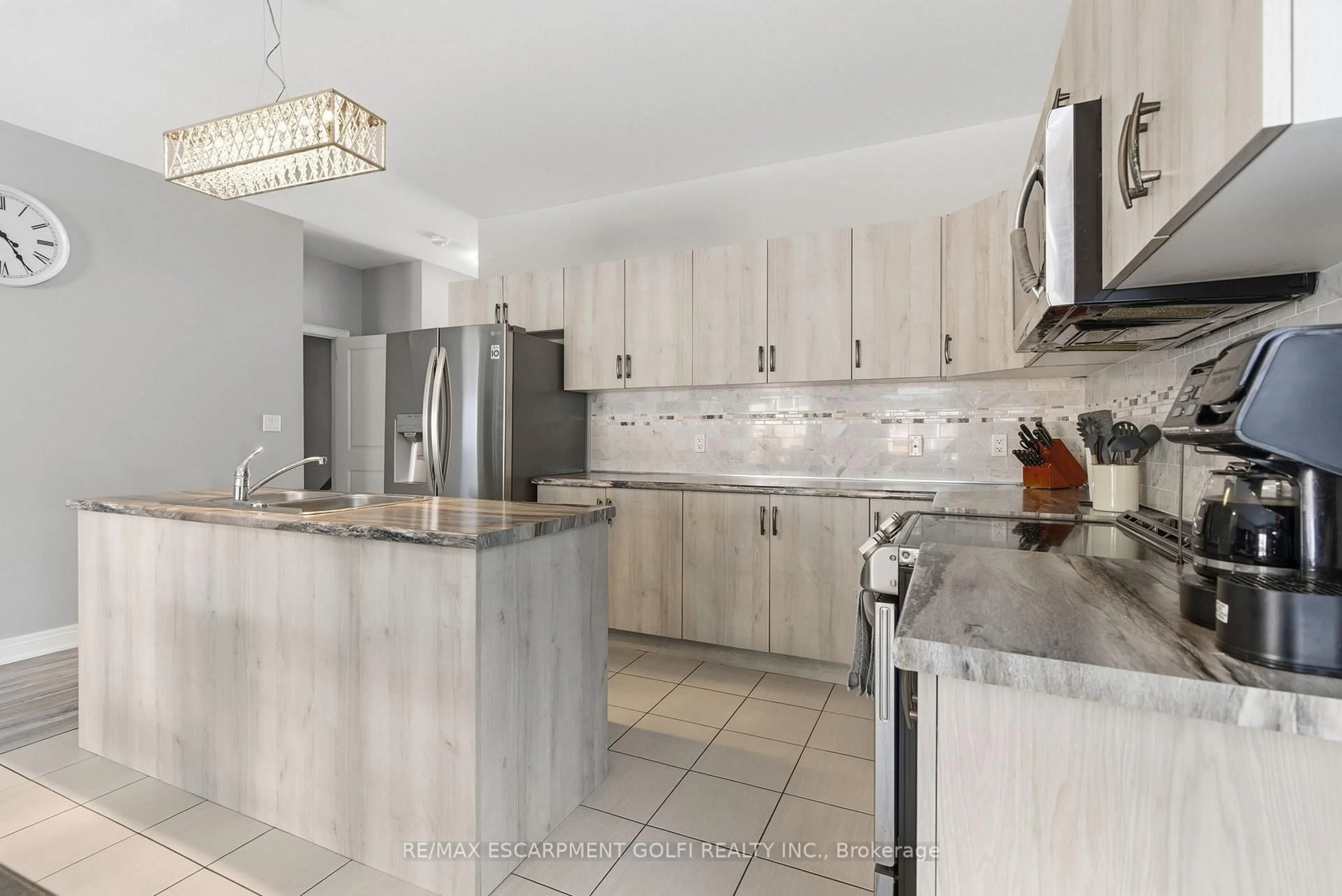 Open concept kitchen, ceramic/tile floor for 914 Burwell St, Fort Erie Ontario L2A 0E3