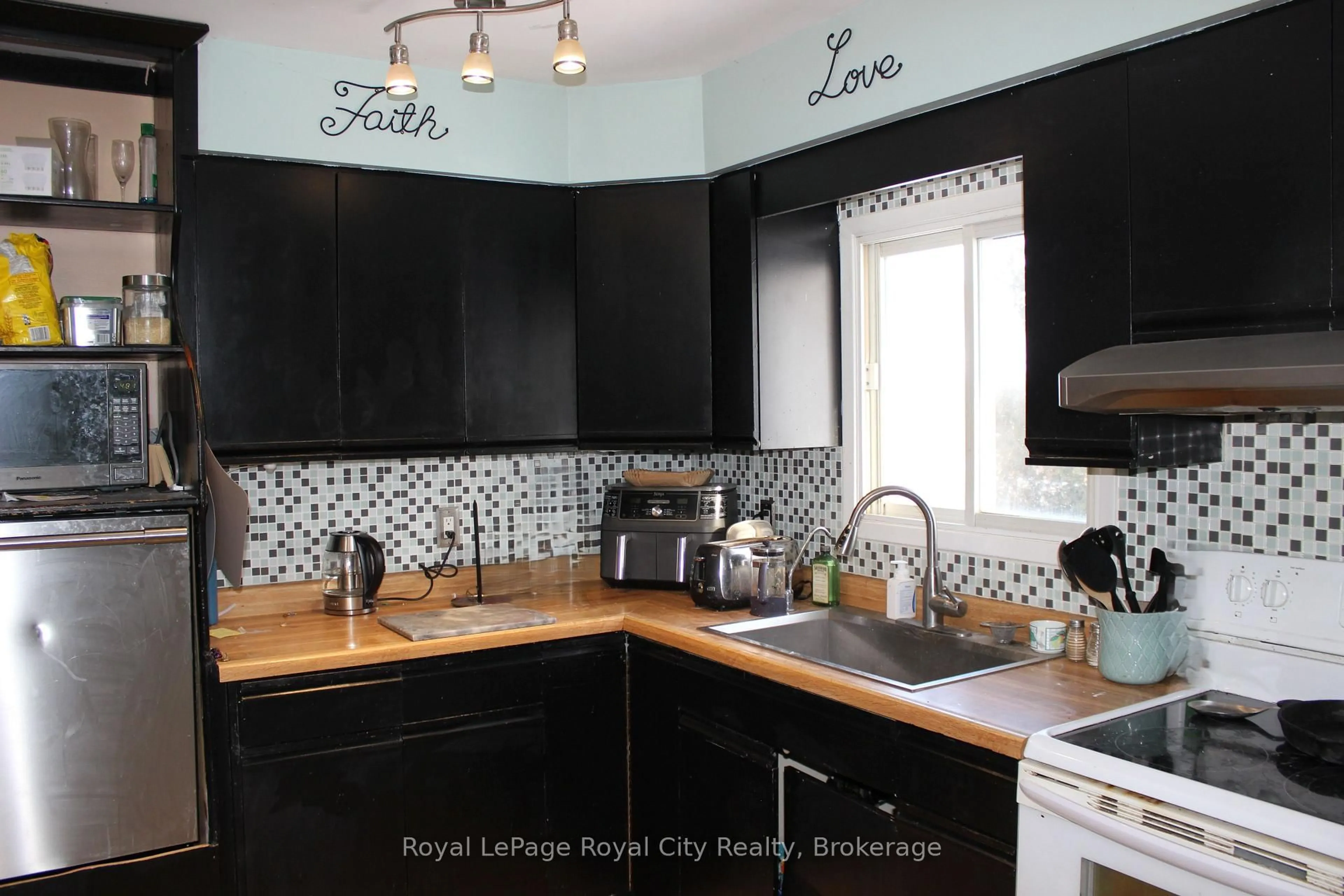 Open concept kitchen, ceramic/tile floor for 30 Eastview Dr, Wellington North Ontario N0G 1A0