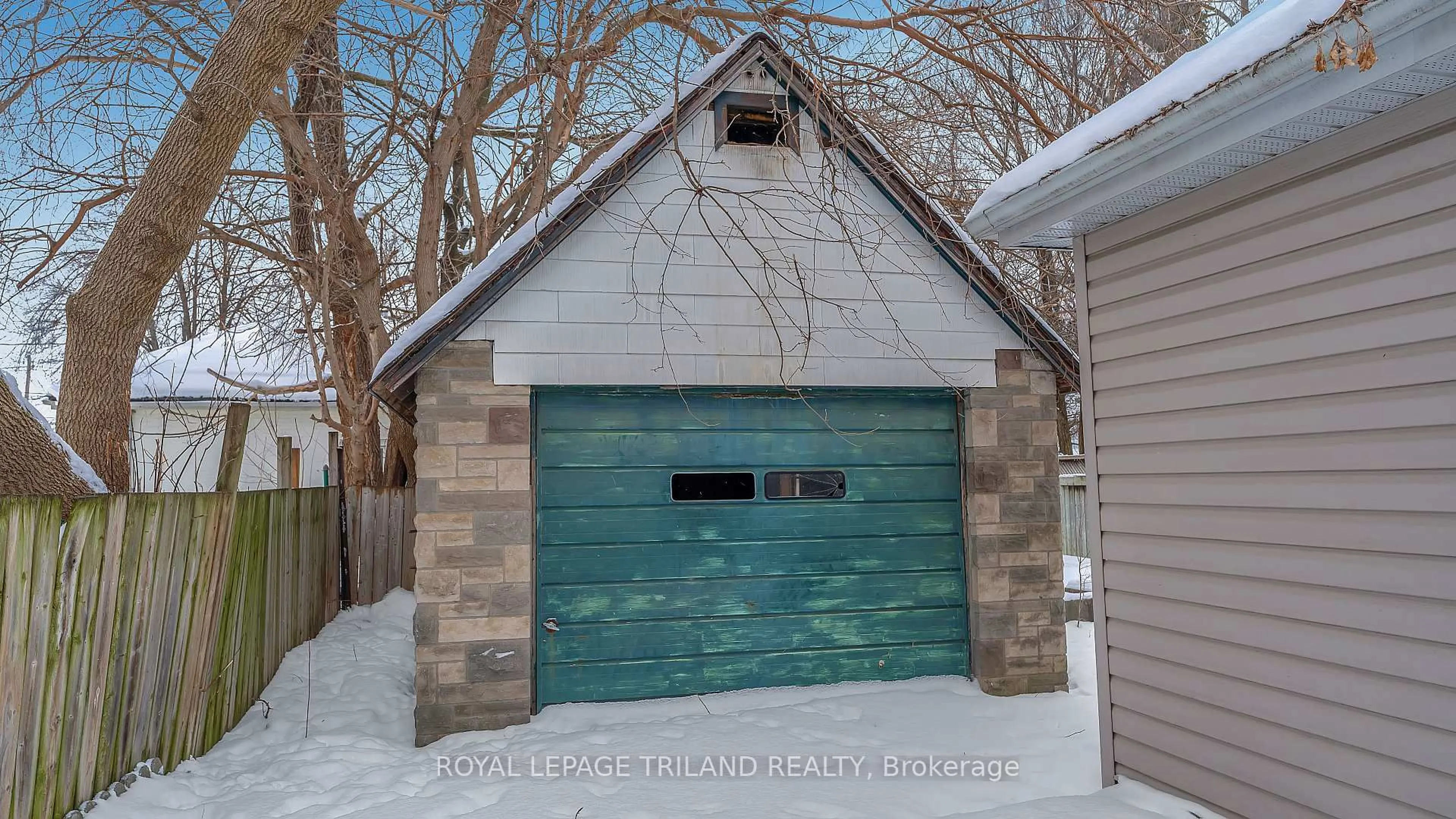 Indoor garage for 686 Elias St, London East Ontario N5W 3N7