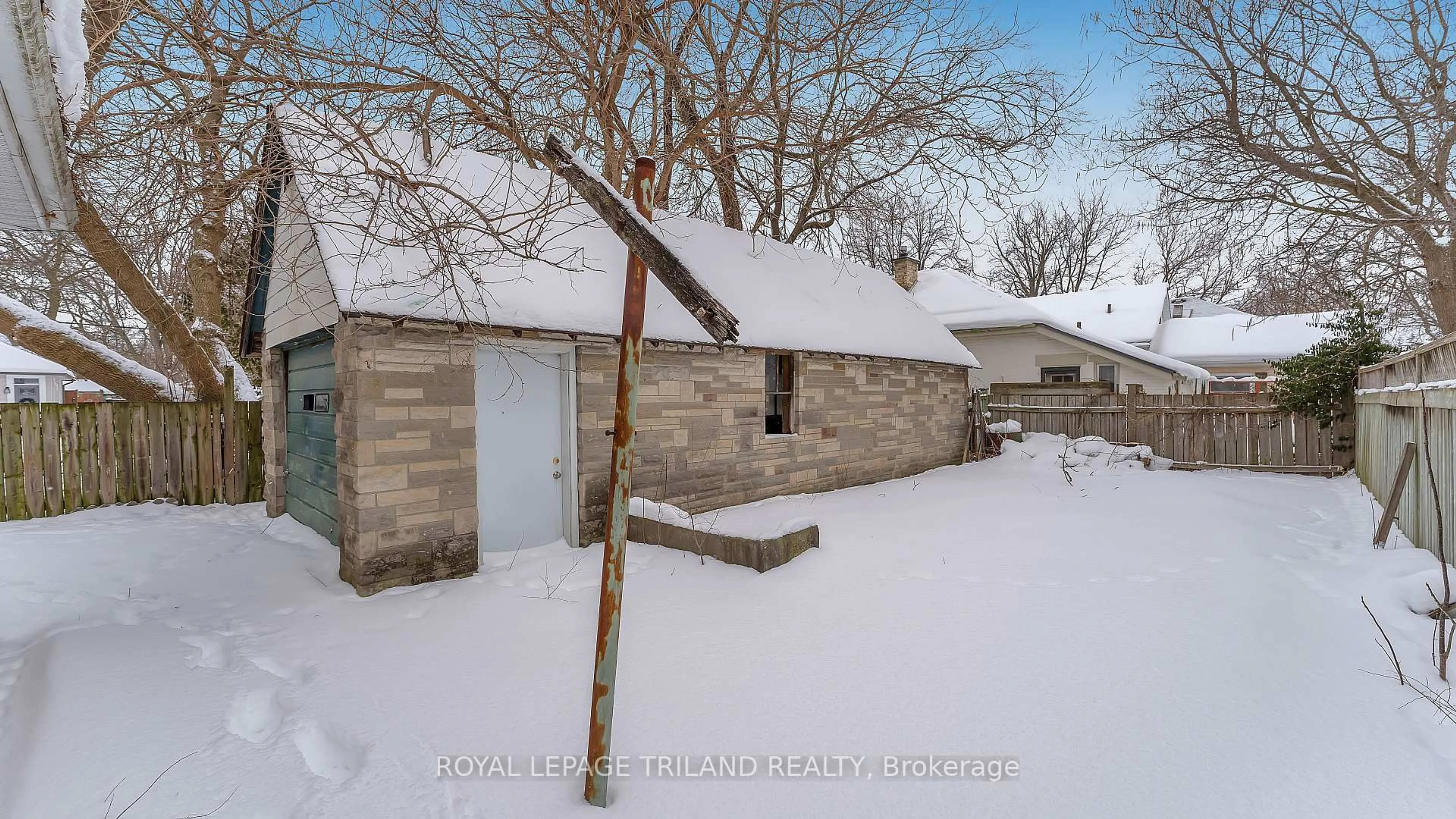 A pic from outside/outdoor area/front of a property/back of a property/a pic from drone, street for 686 Elias St, London East Ontario N5W 3N7