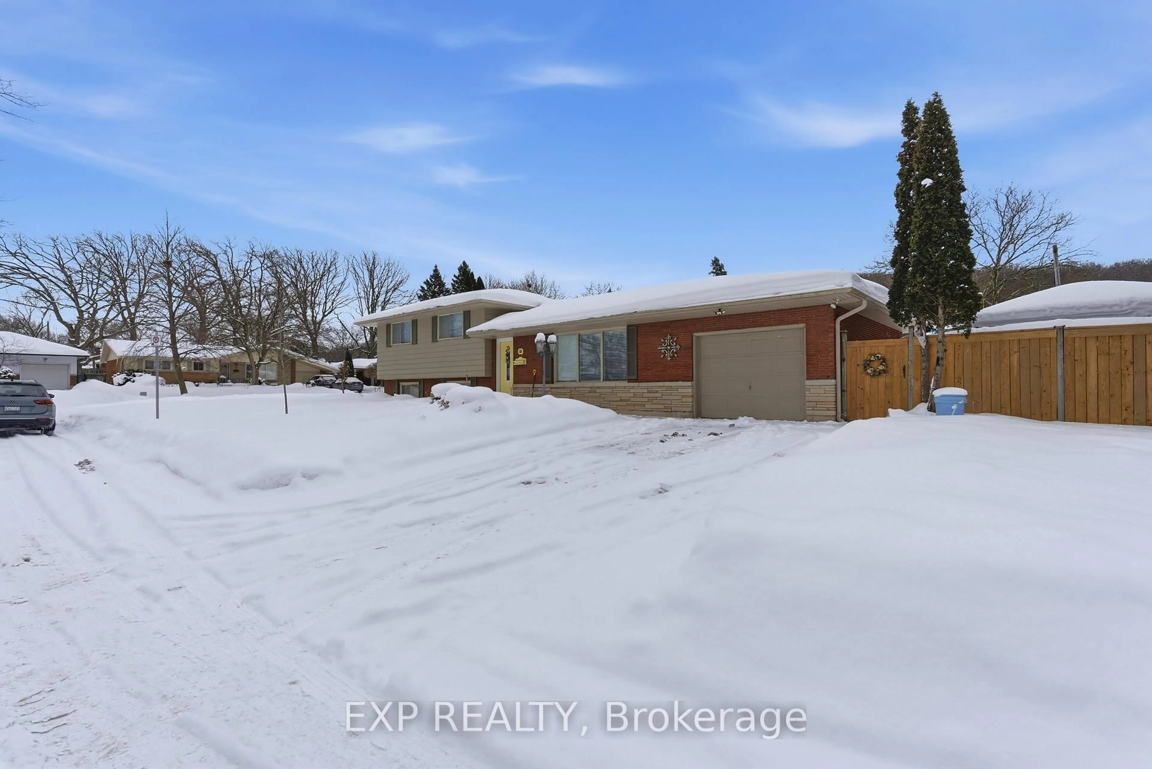 A pic from outside/outdoor area/front of a property/back of a property/a pic from drone, street for 18 Queens Crt, St. Catharines Ontario L2T 2A9