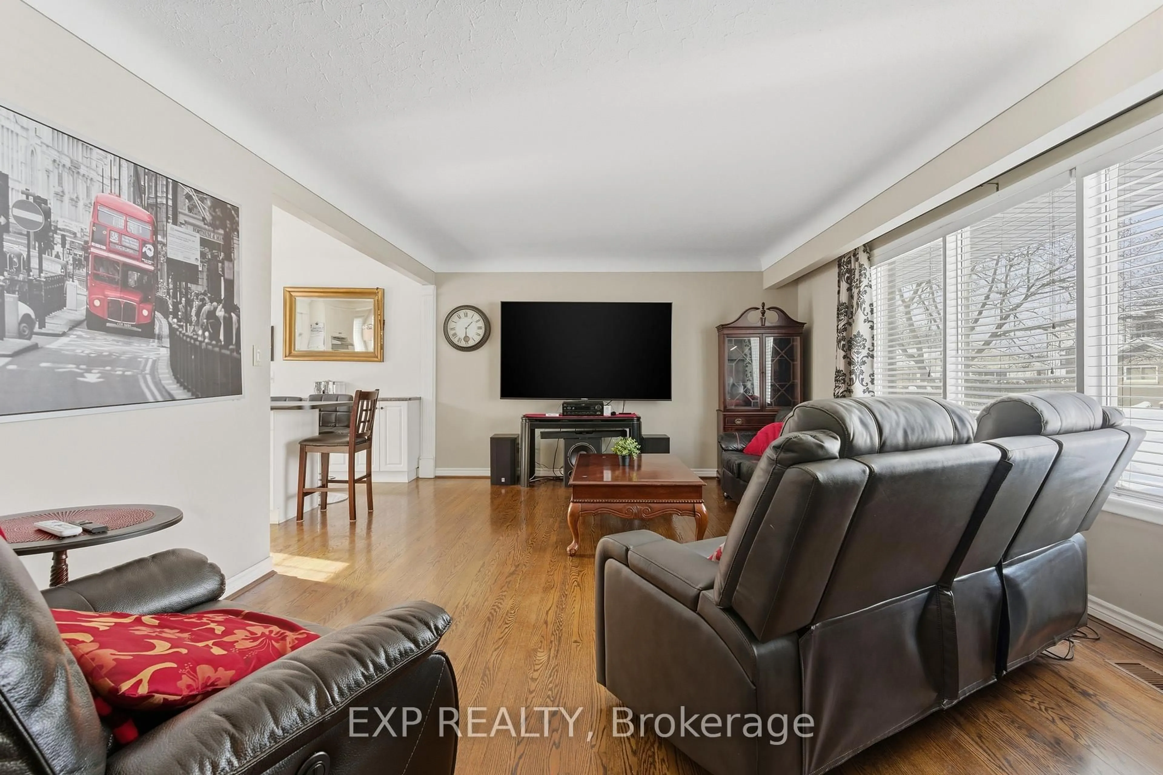 Living room with furniture, unknown for 18 Queens Crt, St. Catharines Ontario L2T 2A9