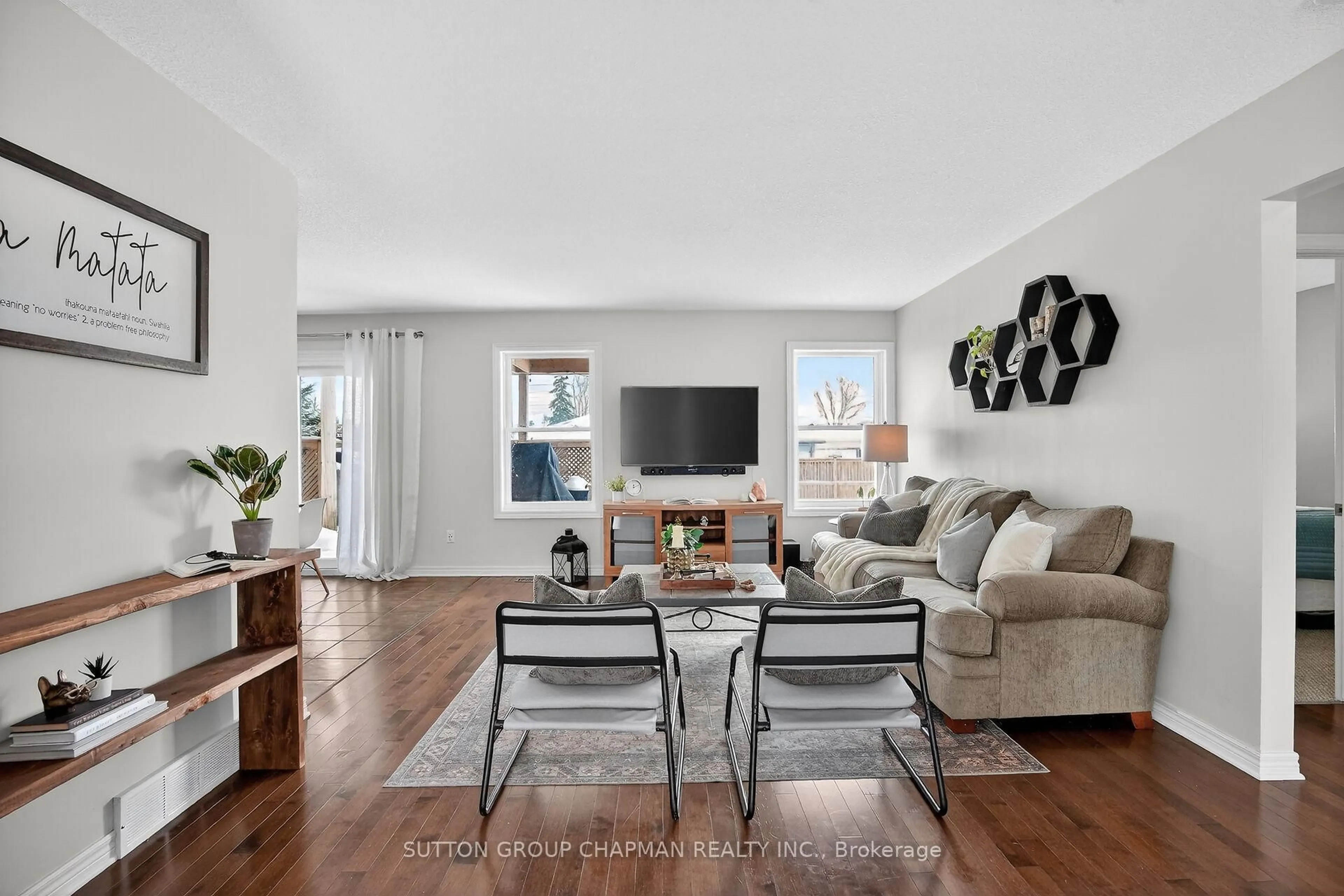 Living room with furniture, wood/laminate floor for 519 Station St, Lucan Biddulph Ontario N0M 1V0