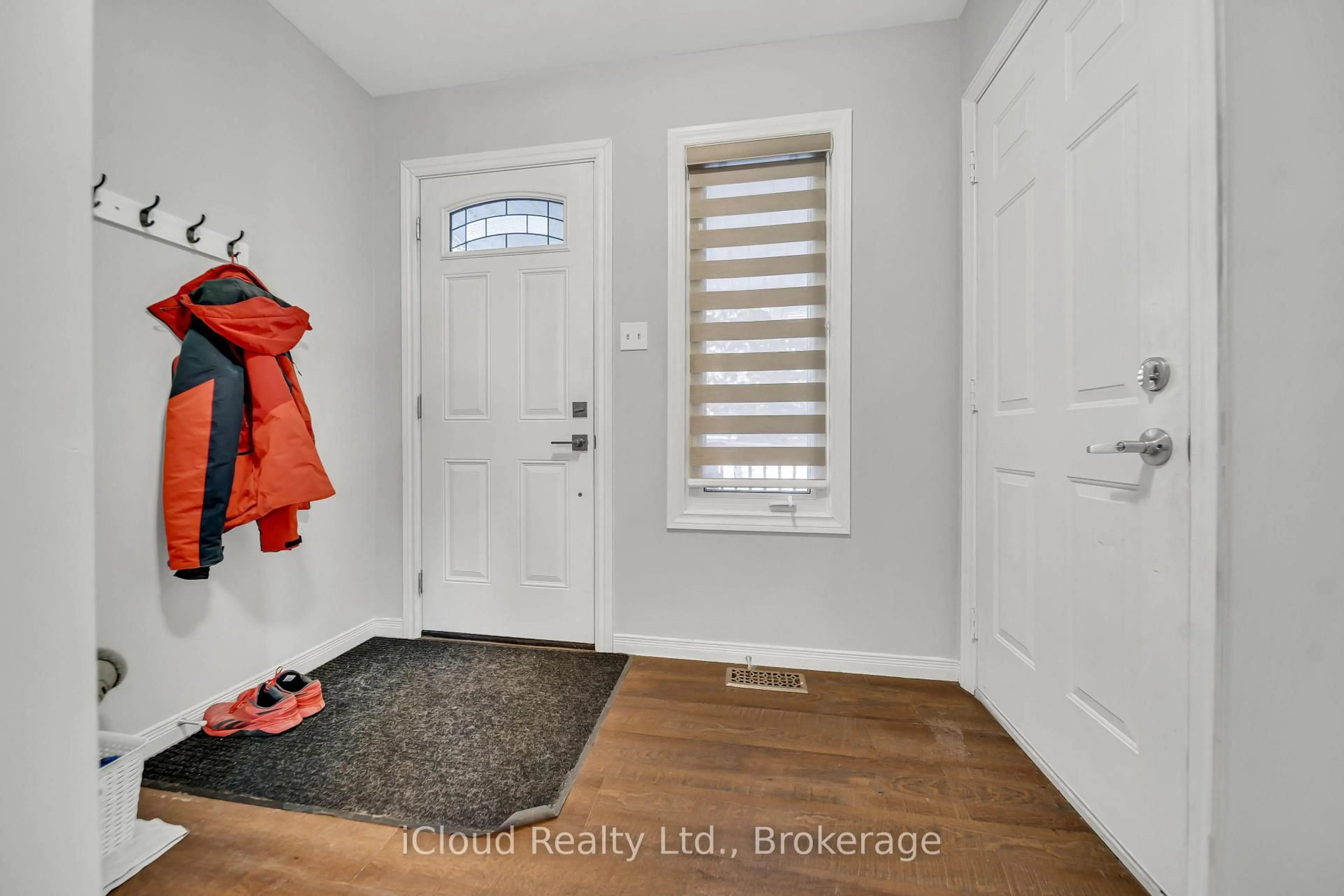 Indoor entryway for 5 Gaw Cres, Guelph Ontario N1L 1H8