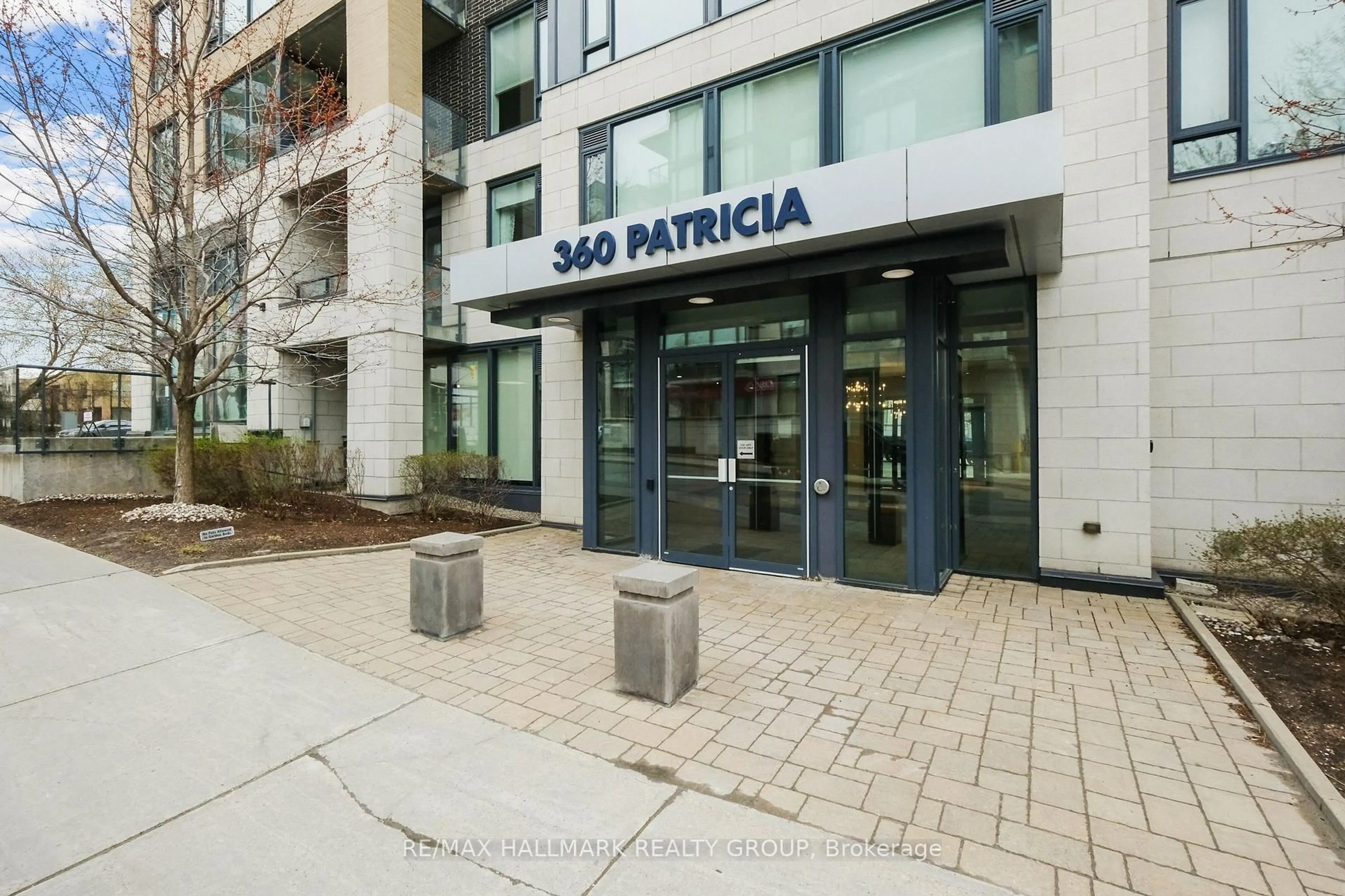 Patio, street for 360 Patricia Ave #103, Ottawa Ontario K1Z 0A8