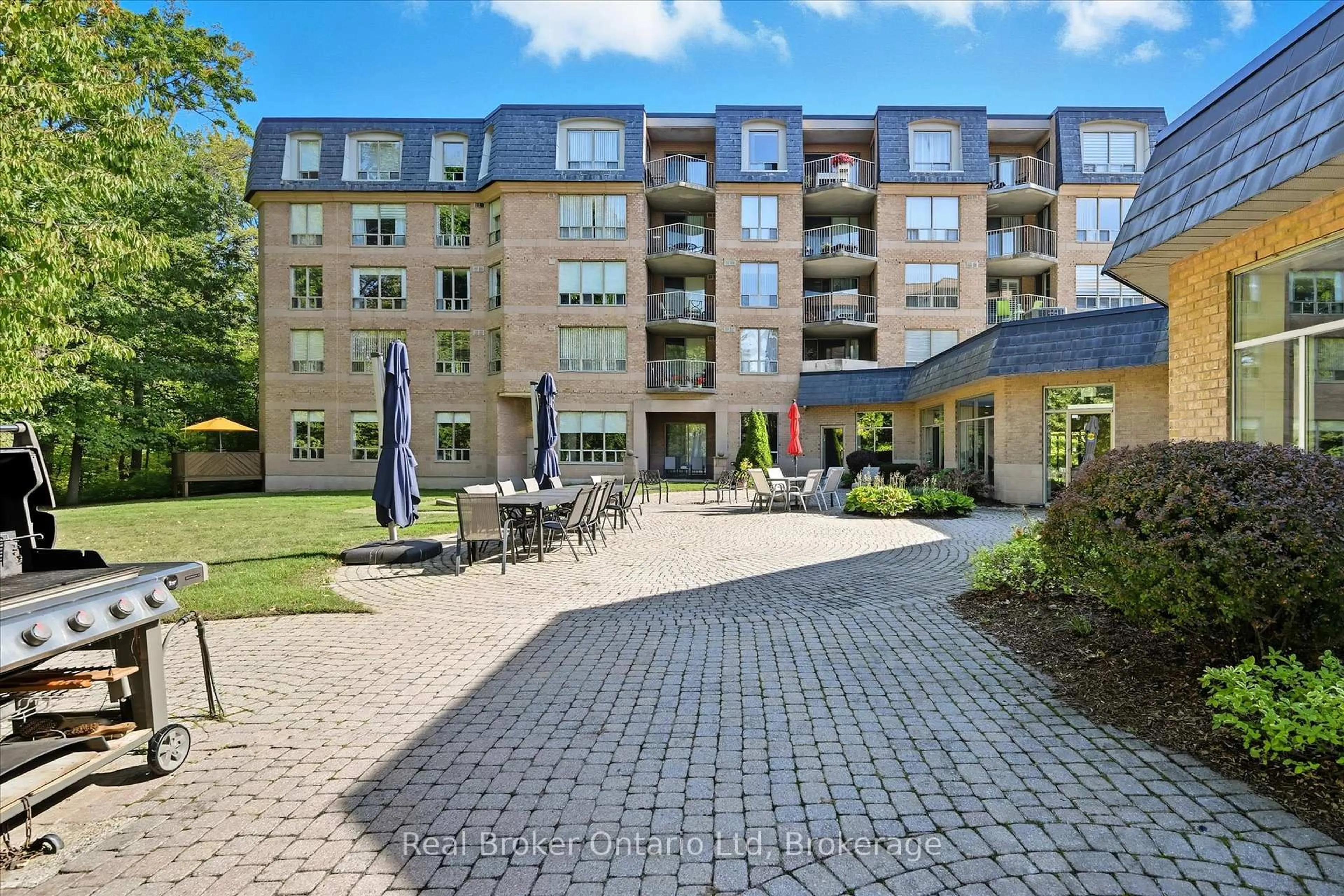 Patio, street for 8111 Forest Glen Dr #524, Niagara Falls Ontario L2H 2Y7