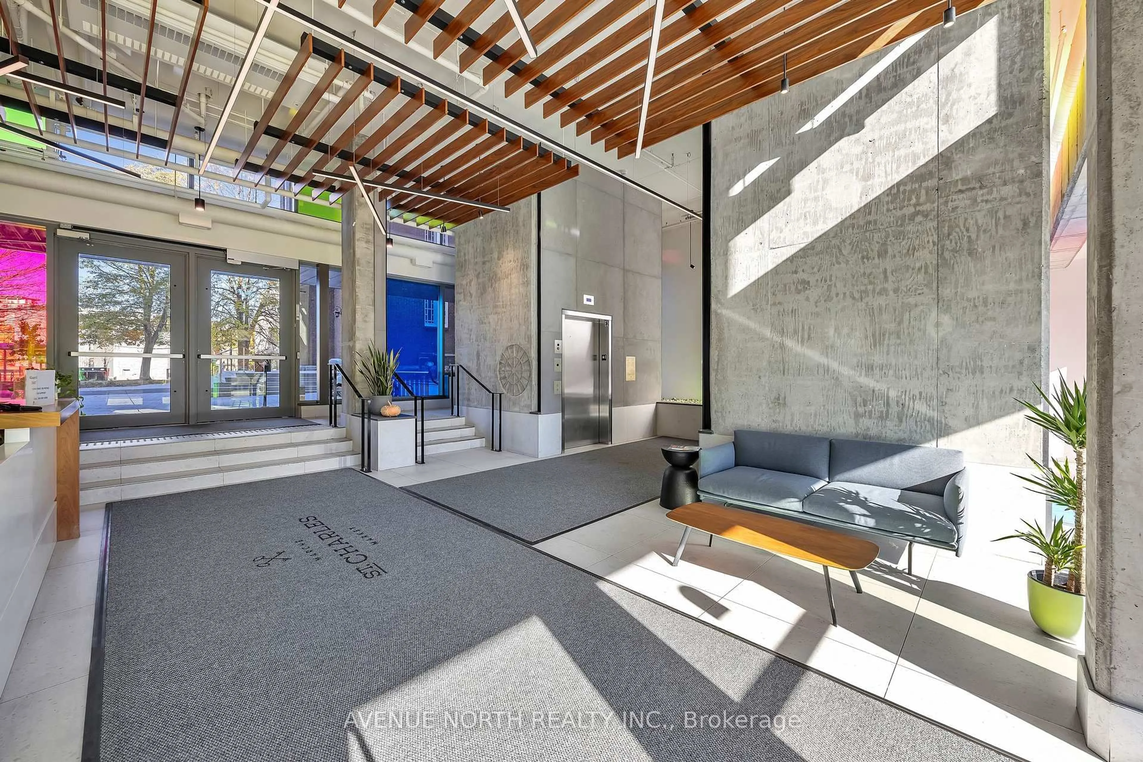 Indoor foyer for 135 Barrette St #101, Ottawa Ontario K1L 7Z9