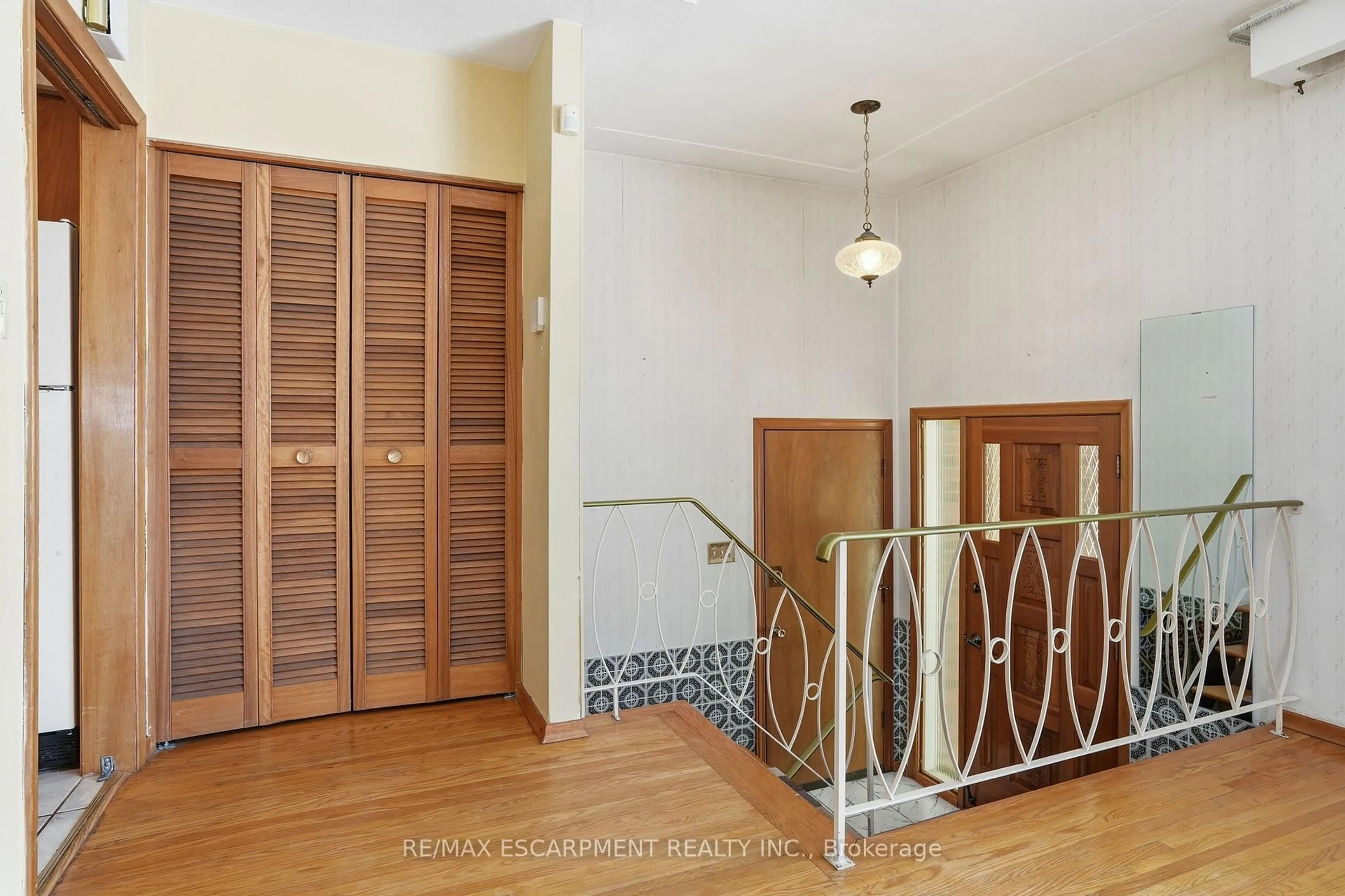 Indoor entryway for 63 Marlowe Dr, Hamilton Ontario L9C 2H8