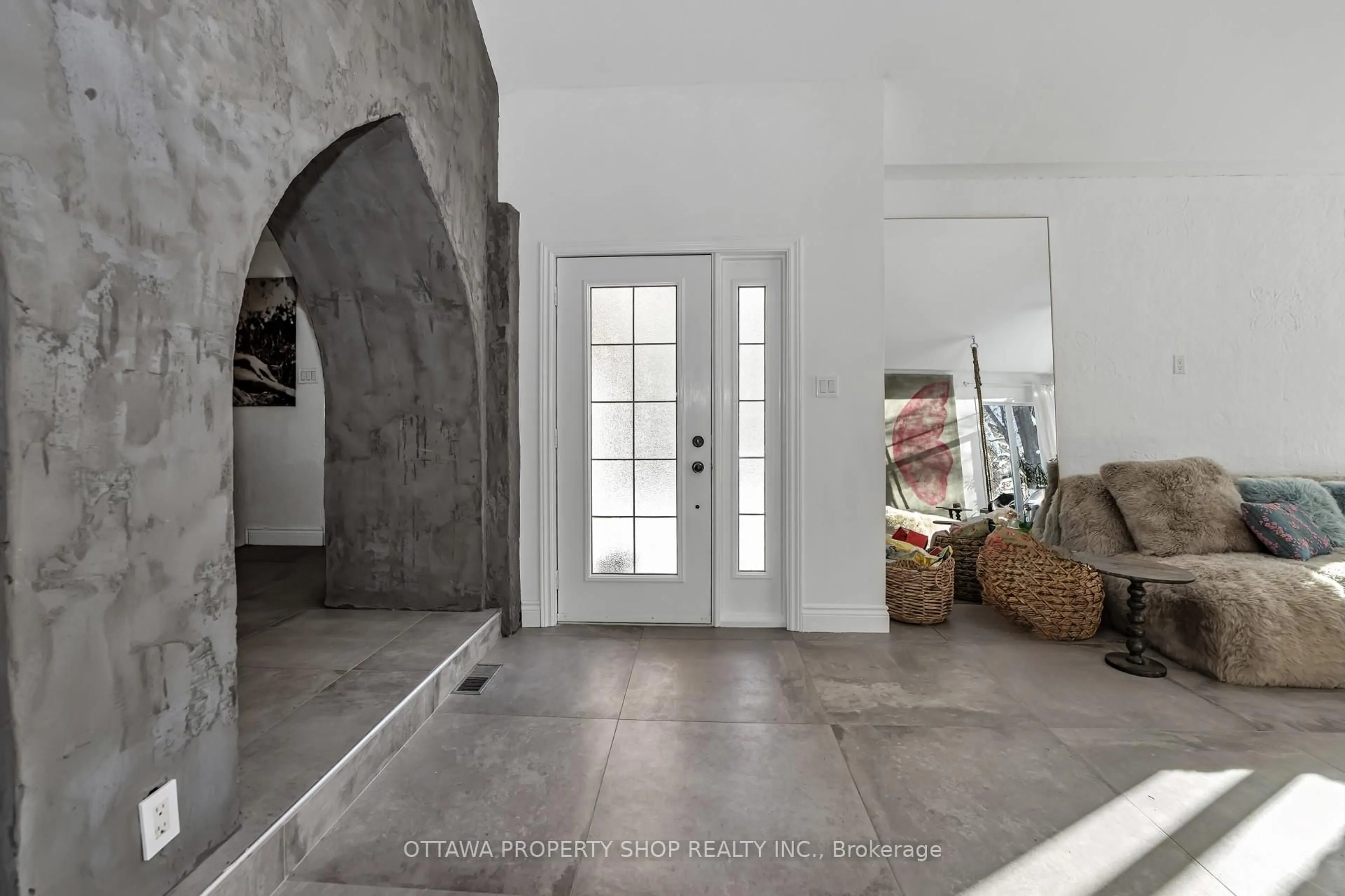 Indoor entryway for 33 Rutherford Cres, Ottawa Ontario K2K 1N1