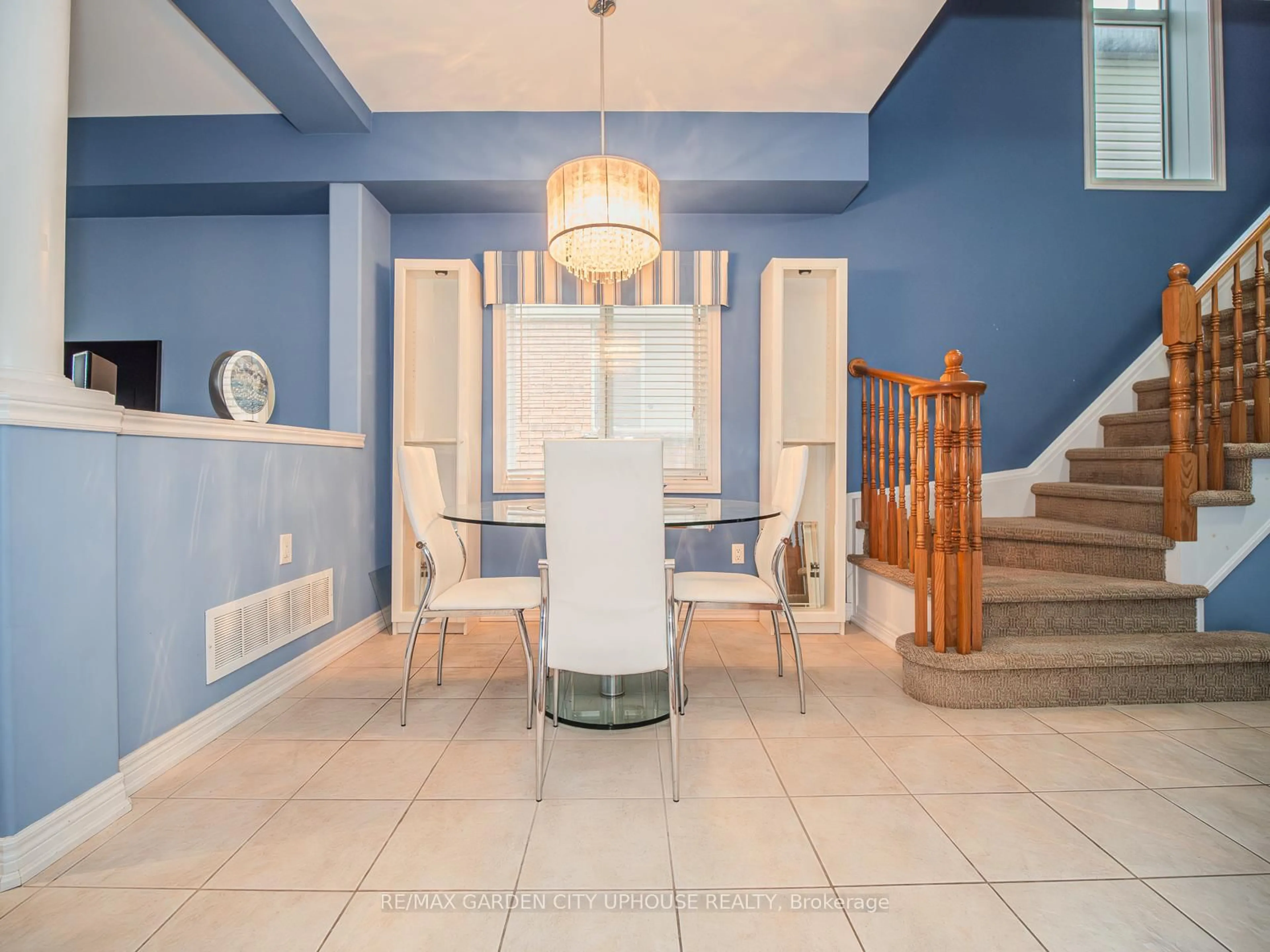 Indoor foyer for 50 Chloe St, St. Catharines Ontario L2P 0A5