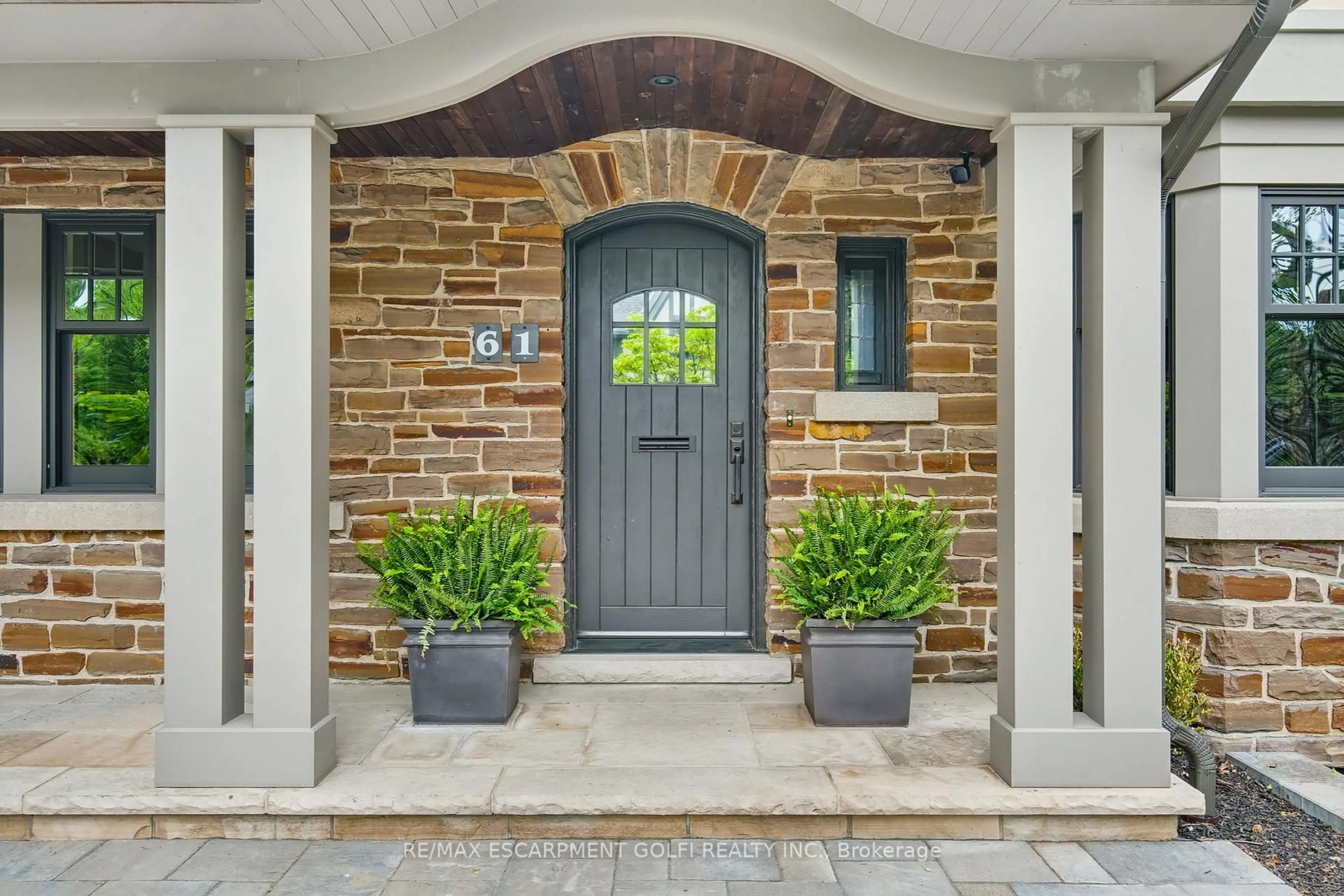 Indoor entryway for 61 Oak Knoll Dr, Hamilton Ontario L8S 4C2