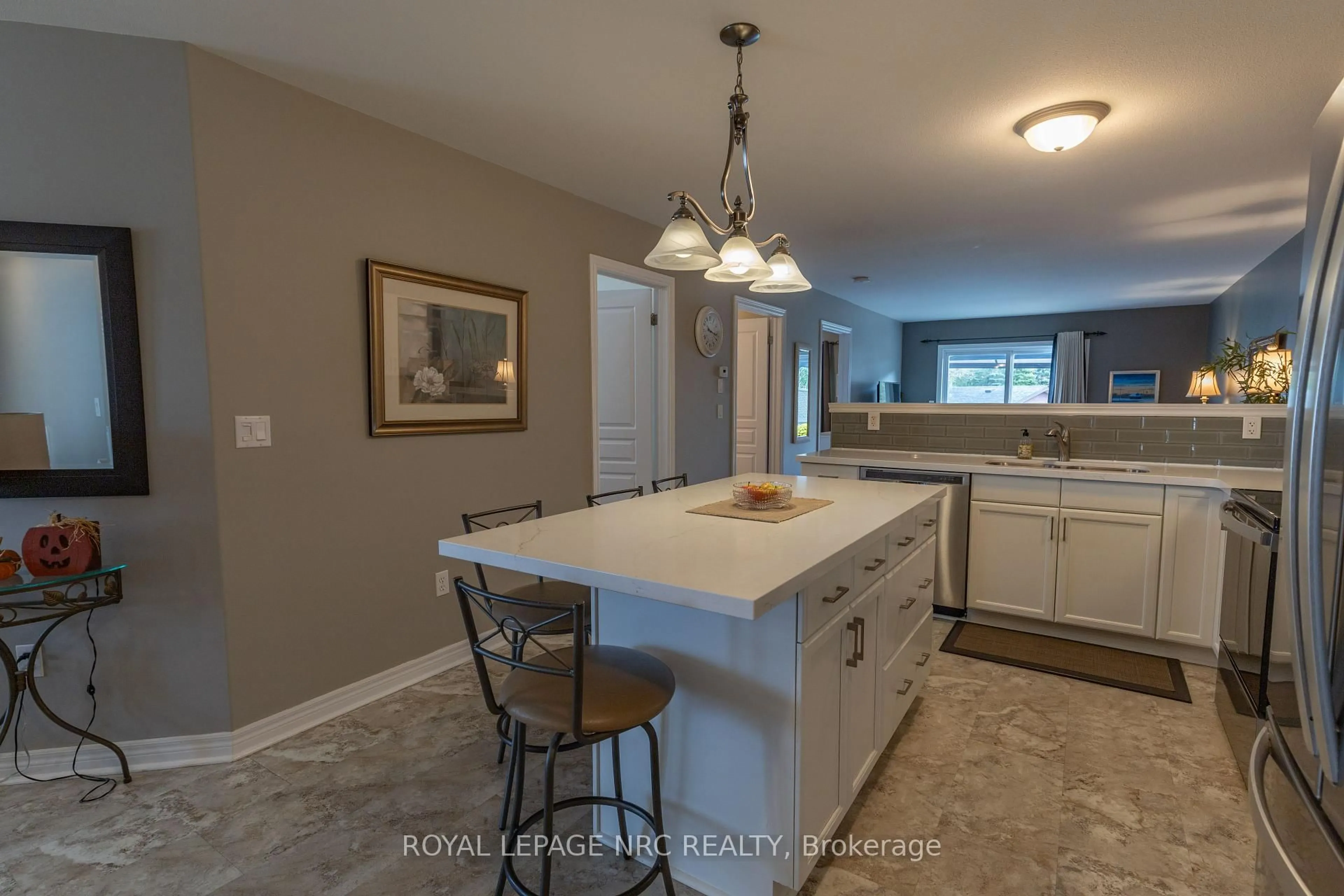 Open concept kitchen, ceramic/tile floor for 56 Nathalie Crt, Welland Ontario L3B 6H7