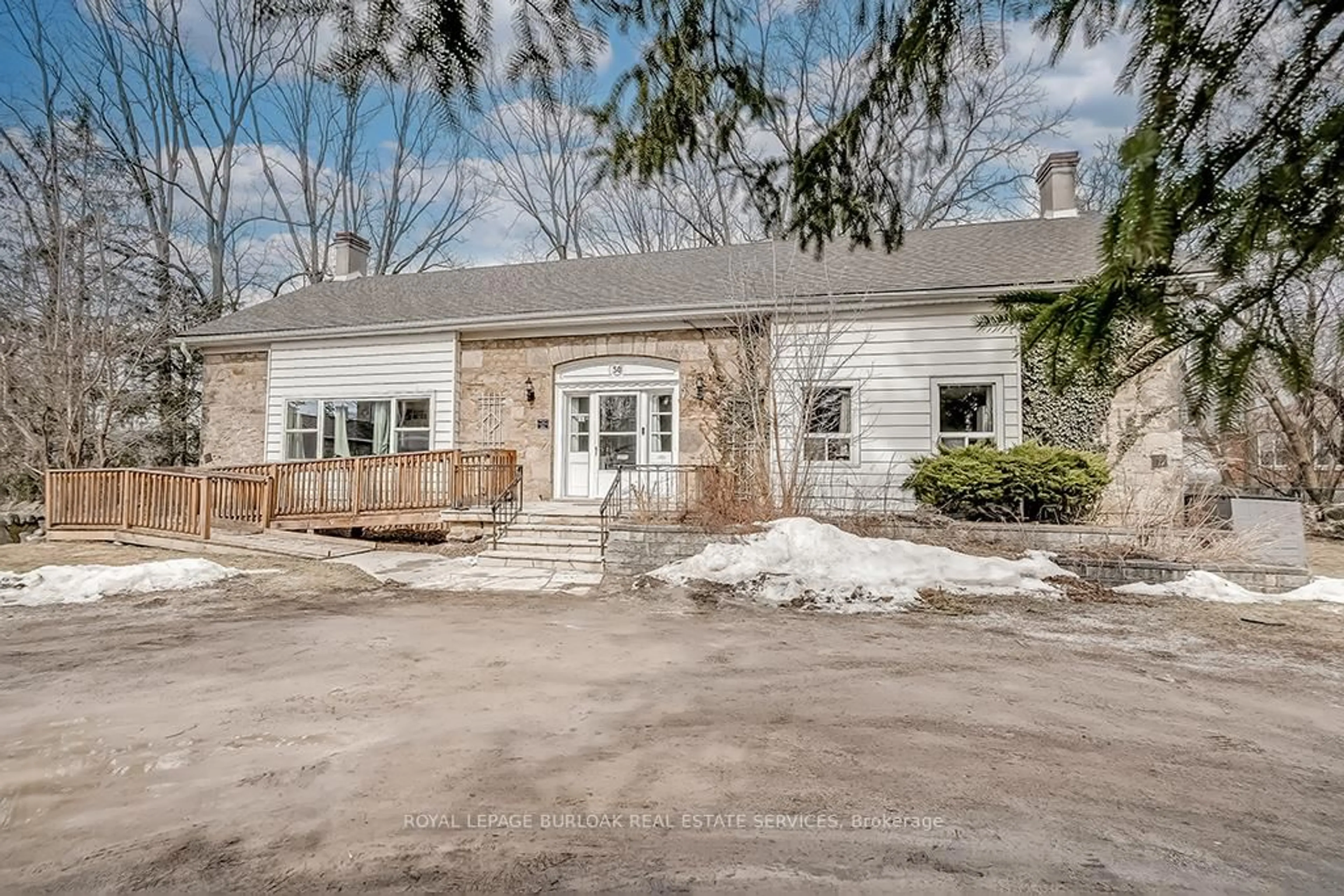 A pic from outside/outdoor area/front of a property/back of a property/a pic from drone, street for 50 Sanders Blvd, Hamilton Ontario L8S 3J6