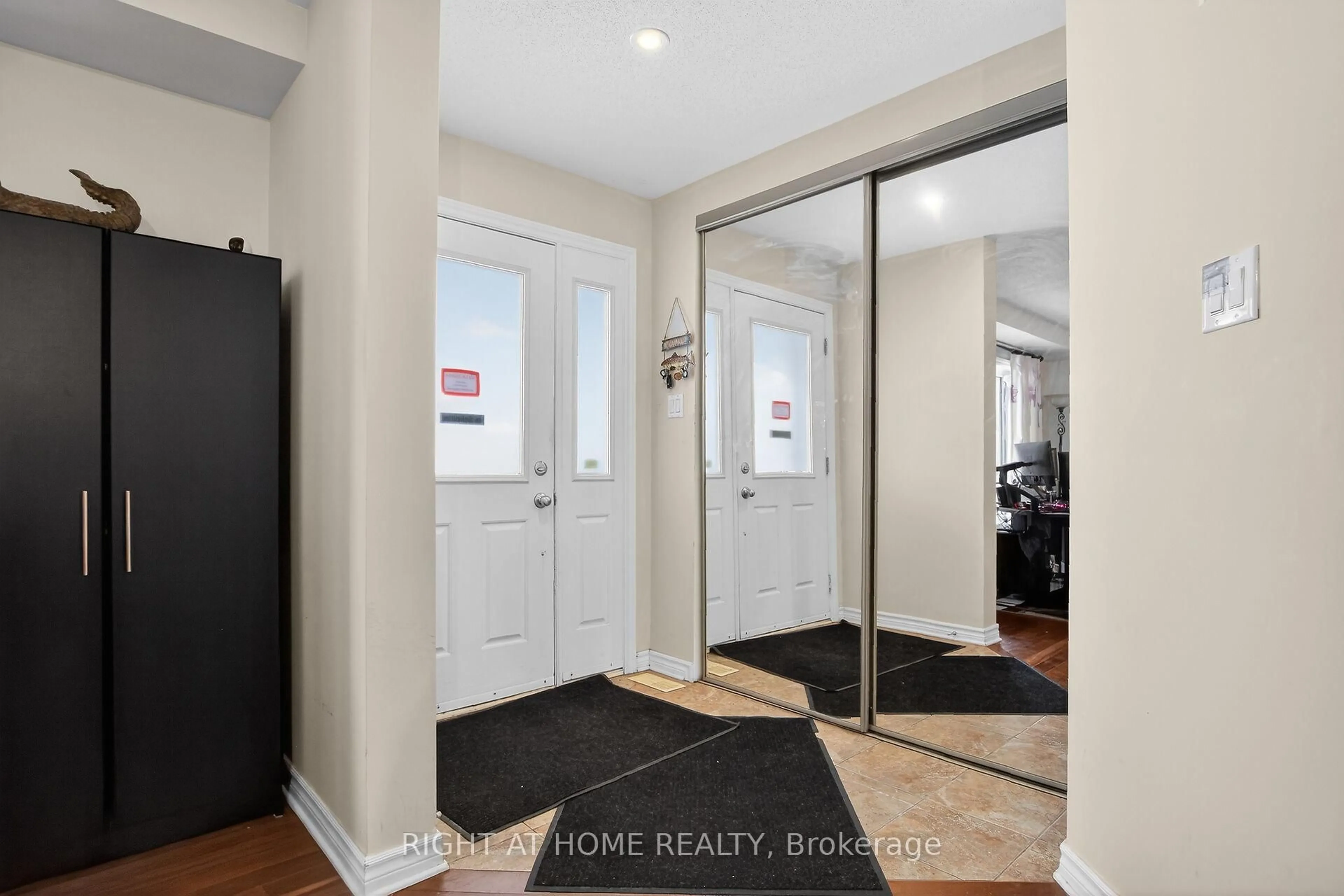 Indoor entryway for 307 VENTANNA Way, Ottawa Ontario K2J 0W1