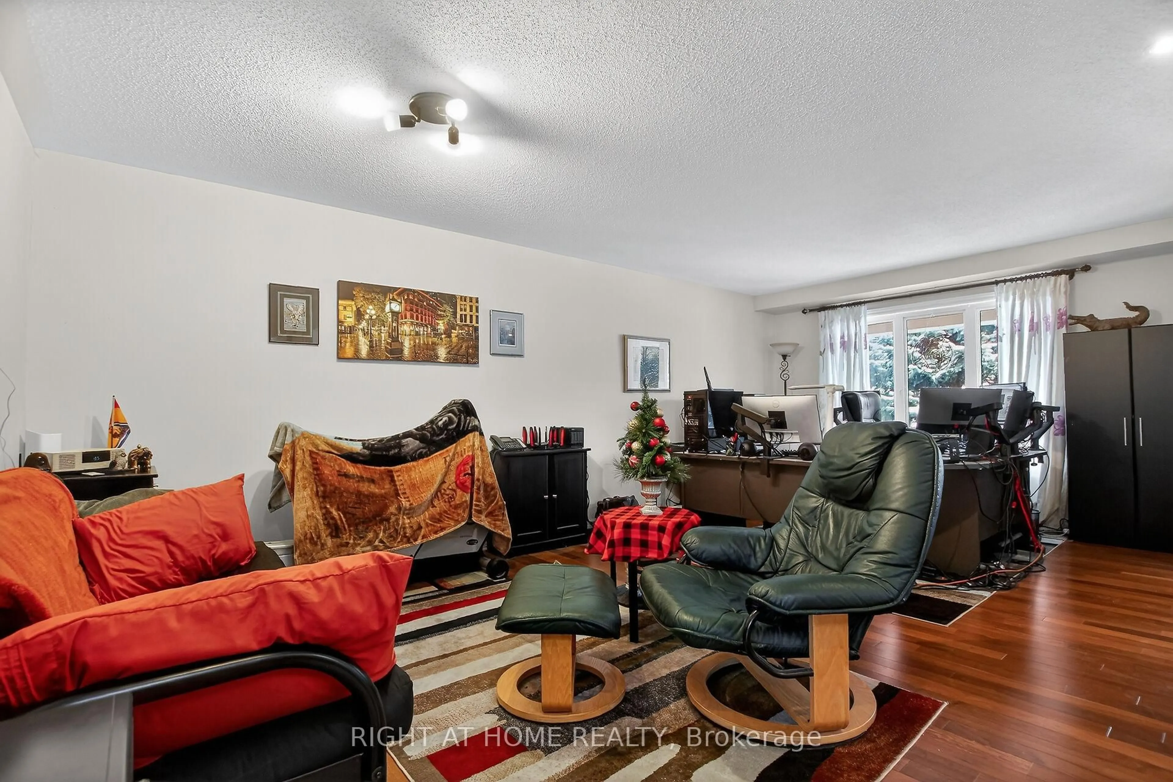 Living room with furniture, unknown for 307 VENTANNA Way, Ottawa Ontario K2J 0W1