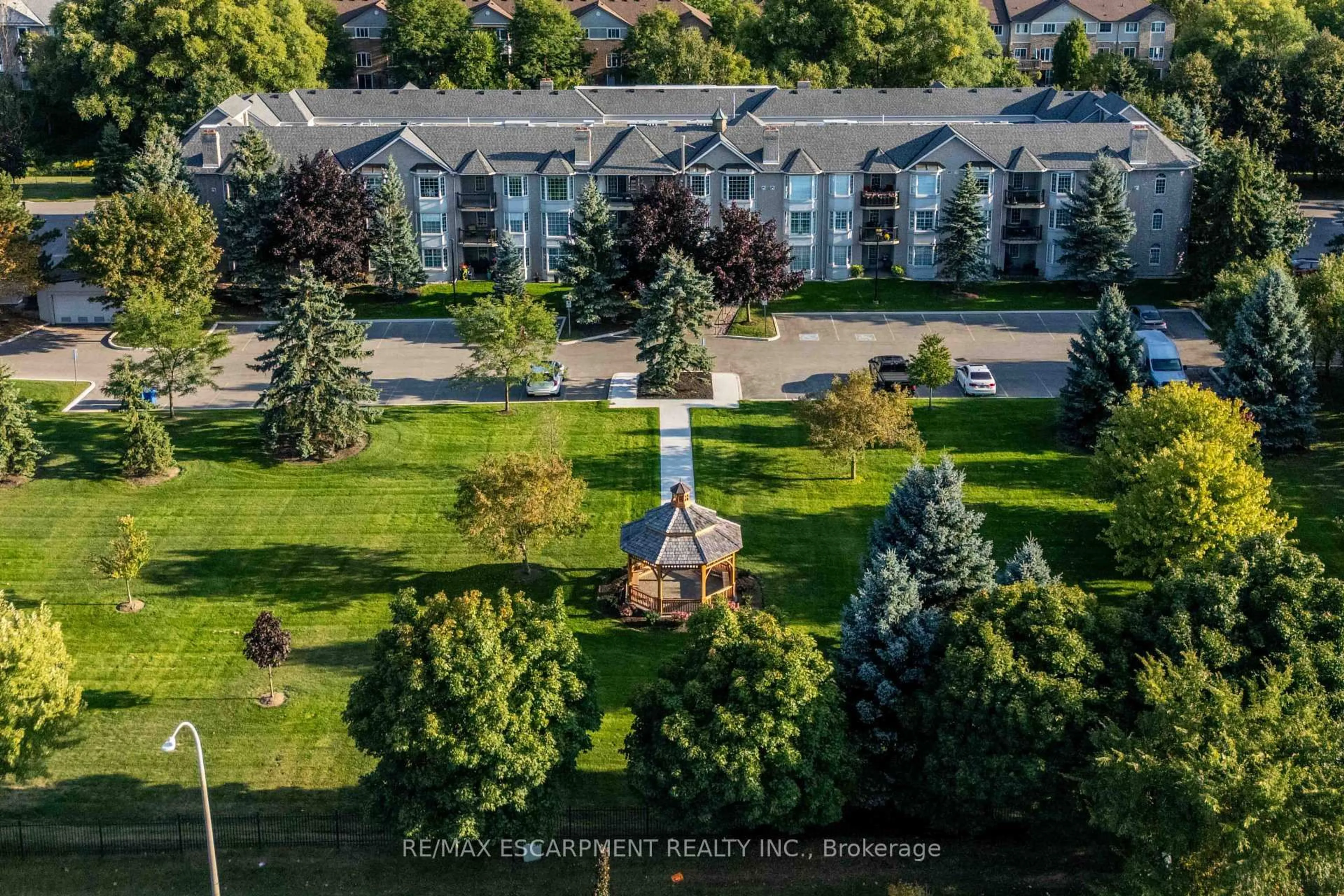 A pic from outside/outdoor area/front of a property/back of a property/a pic from drone, unknown for 980 Golf Links Rd #207, Hamilton Ontario L9K 1J8
