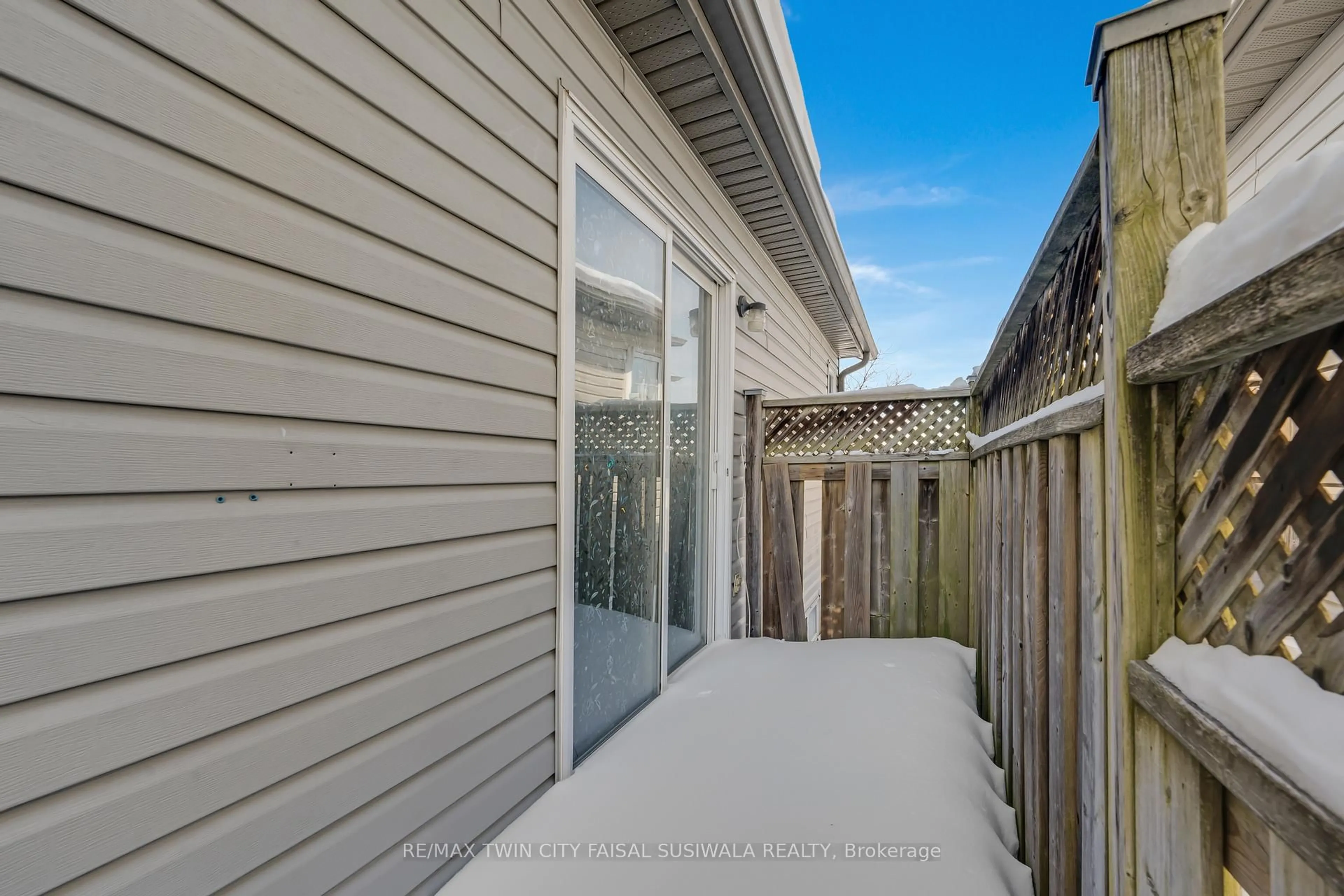 Patio, unknown for 640 Langlaw Dr, Cambridge Ontario N1P 1H4