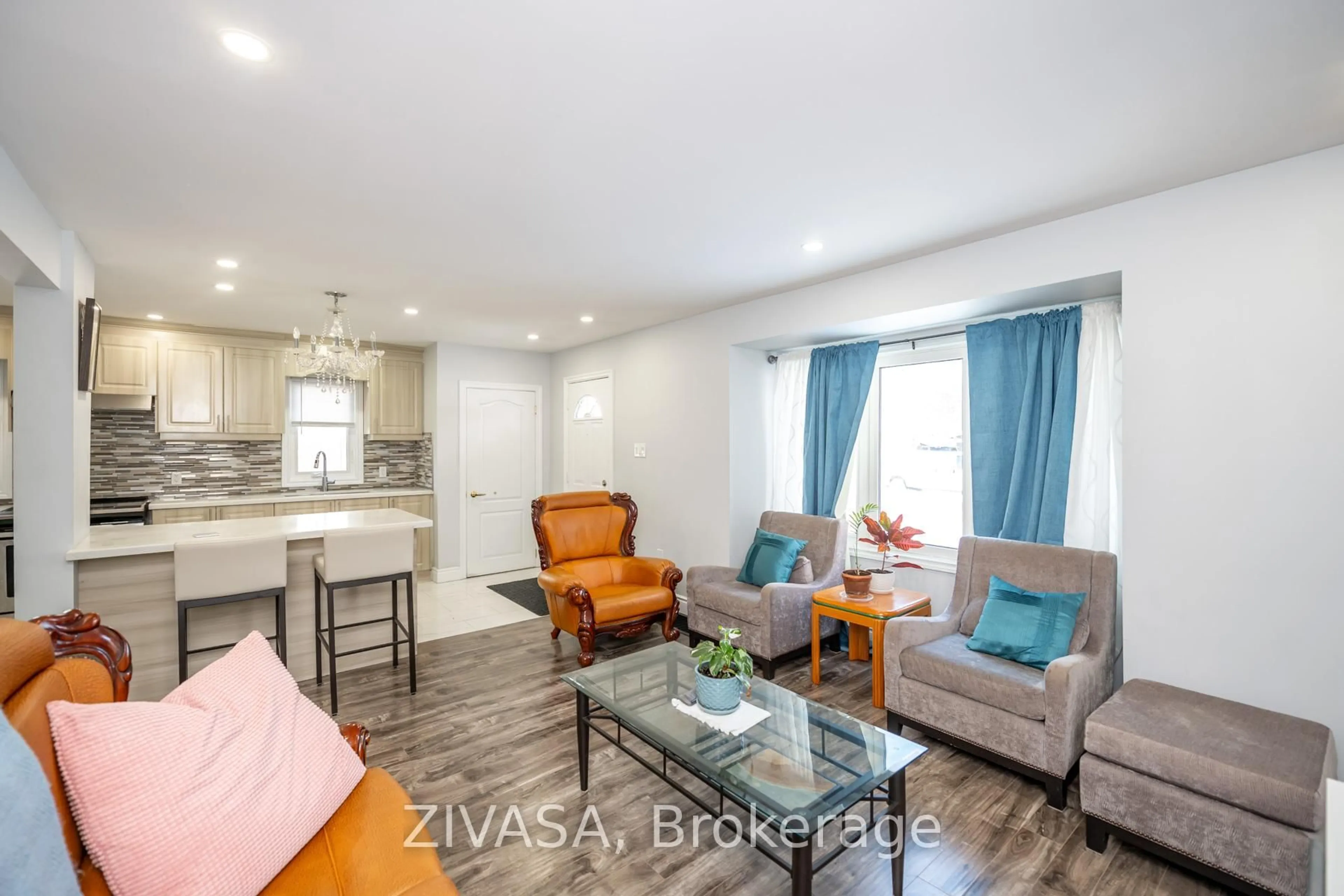 Living room with furniture, wood/laminate floor for 21 Eaton Pl, Hamilton Ontario L8H 1N8