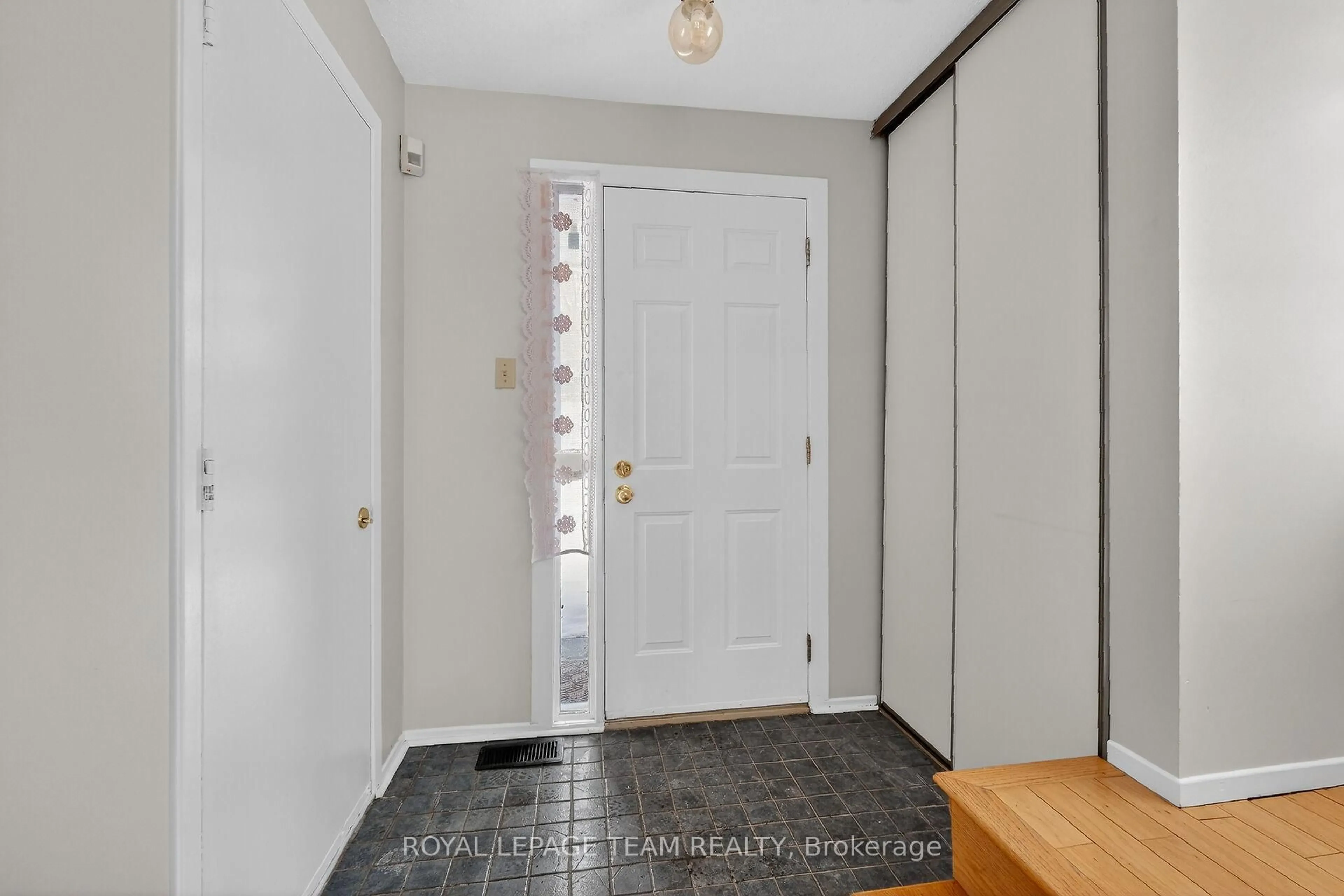 Indoor entryway for 42 Oakhaven Private, Ottawa Ontario K1K 4K1