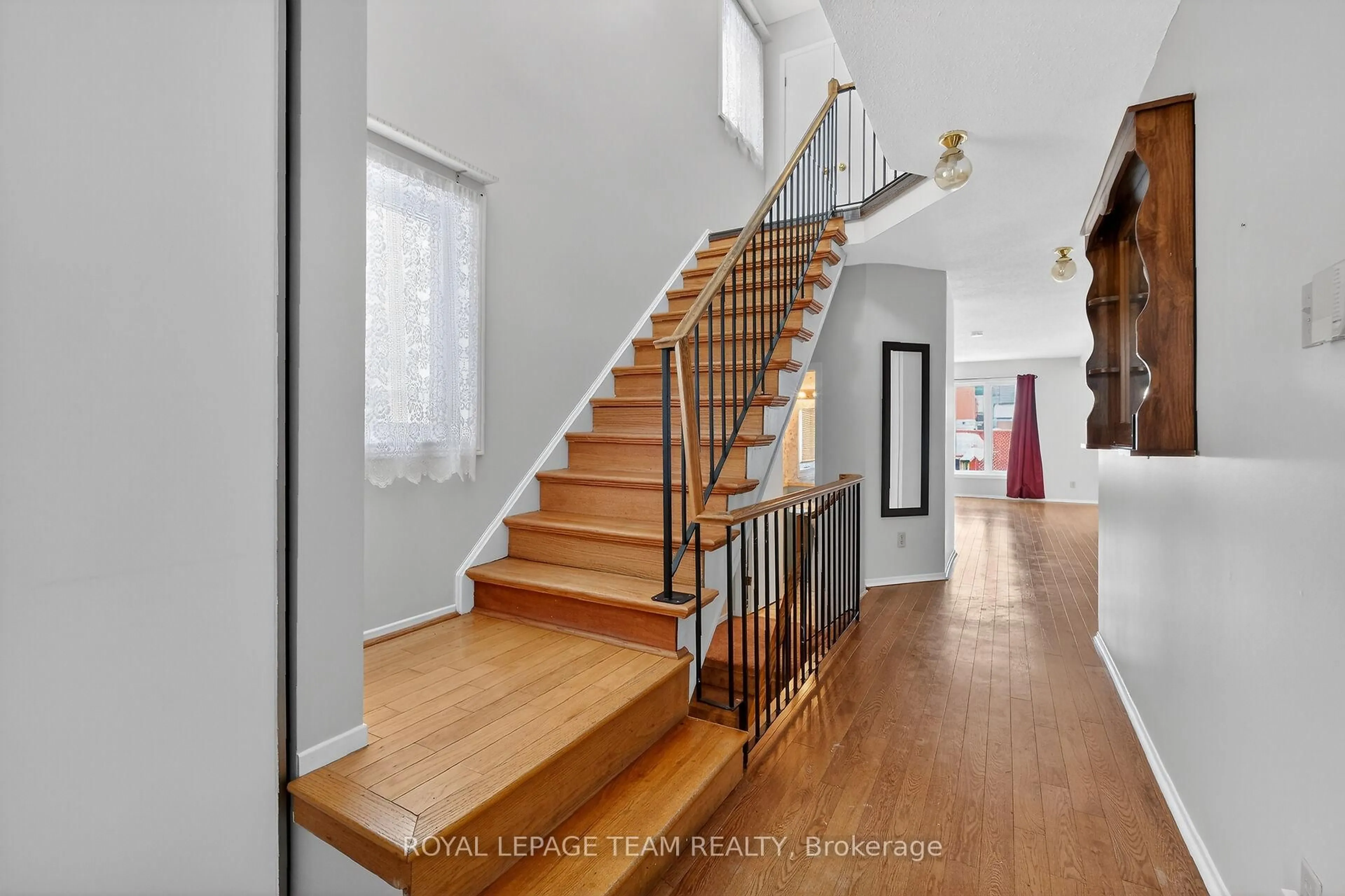 Indoor entryway for 42 Oakhaven Private, Ottawa Ontario K1K 4K1