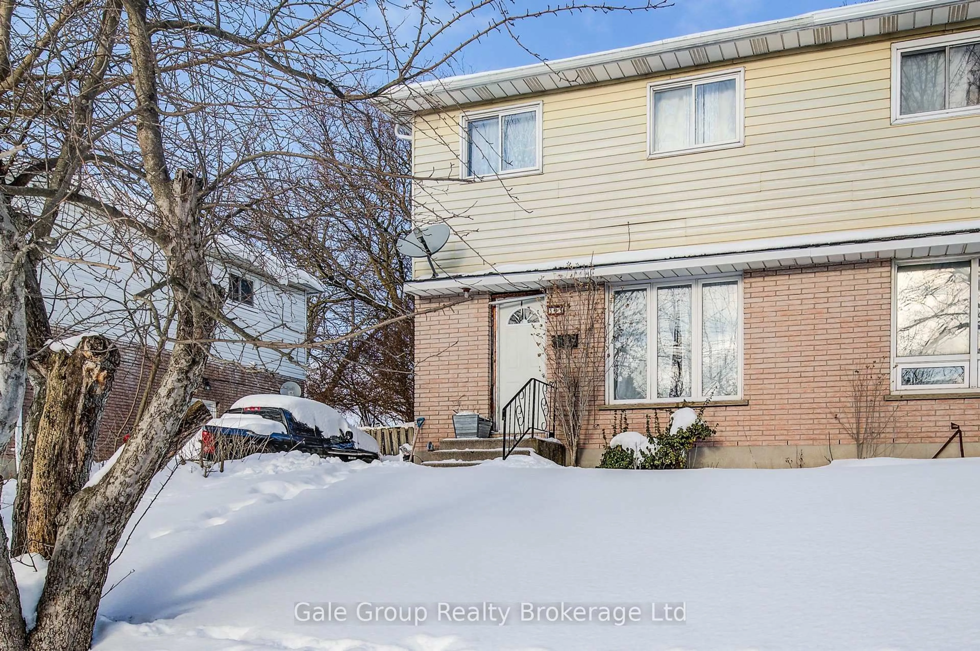 A pic from outside/outdoor area/front of a property/back of a property/a pic from drone, street for 393 Odlum Dr, Woodstock Ontario N4S 3S1