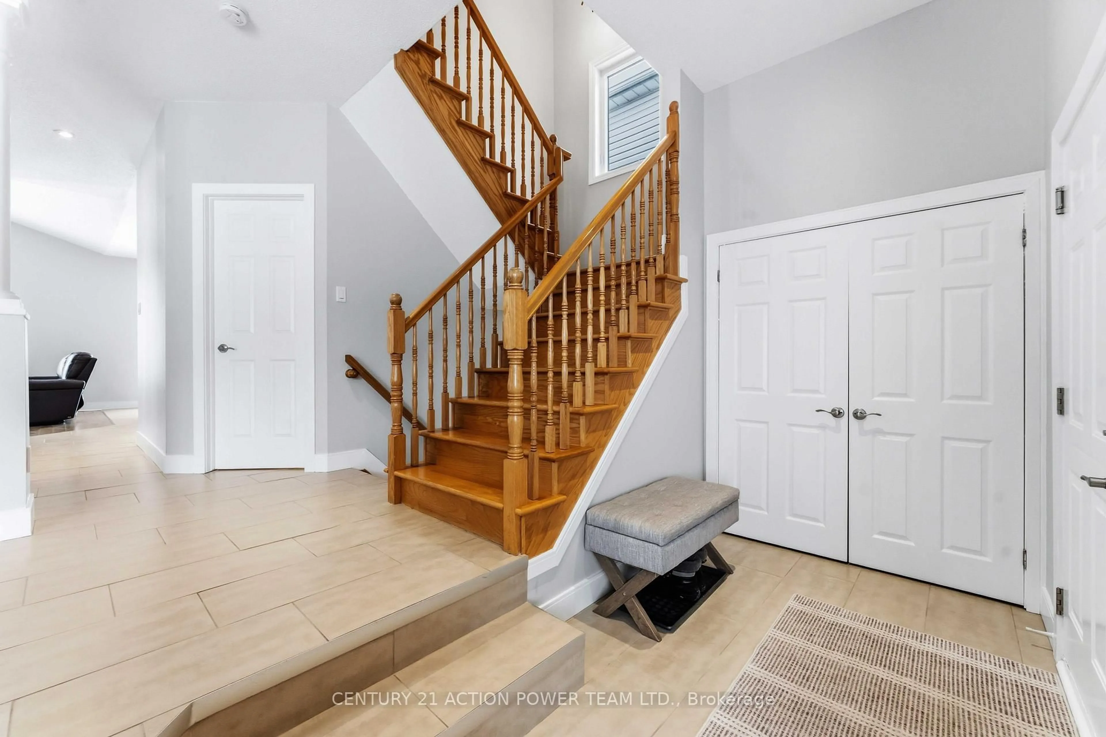 Indoor entryway for 1510 Rumford Dr, Ottawa Ontario K4A 4B7