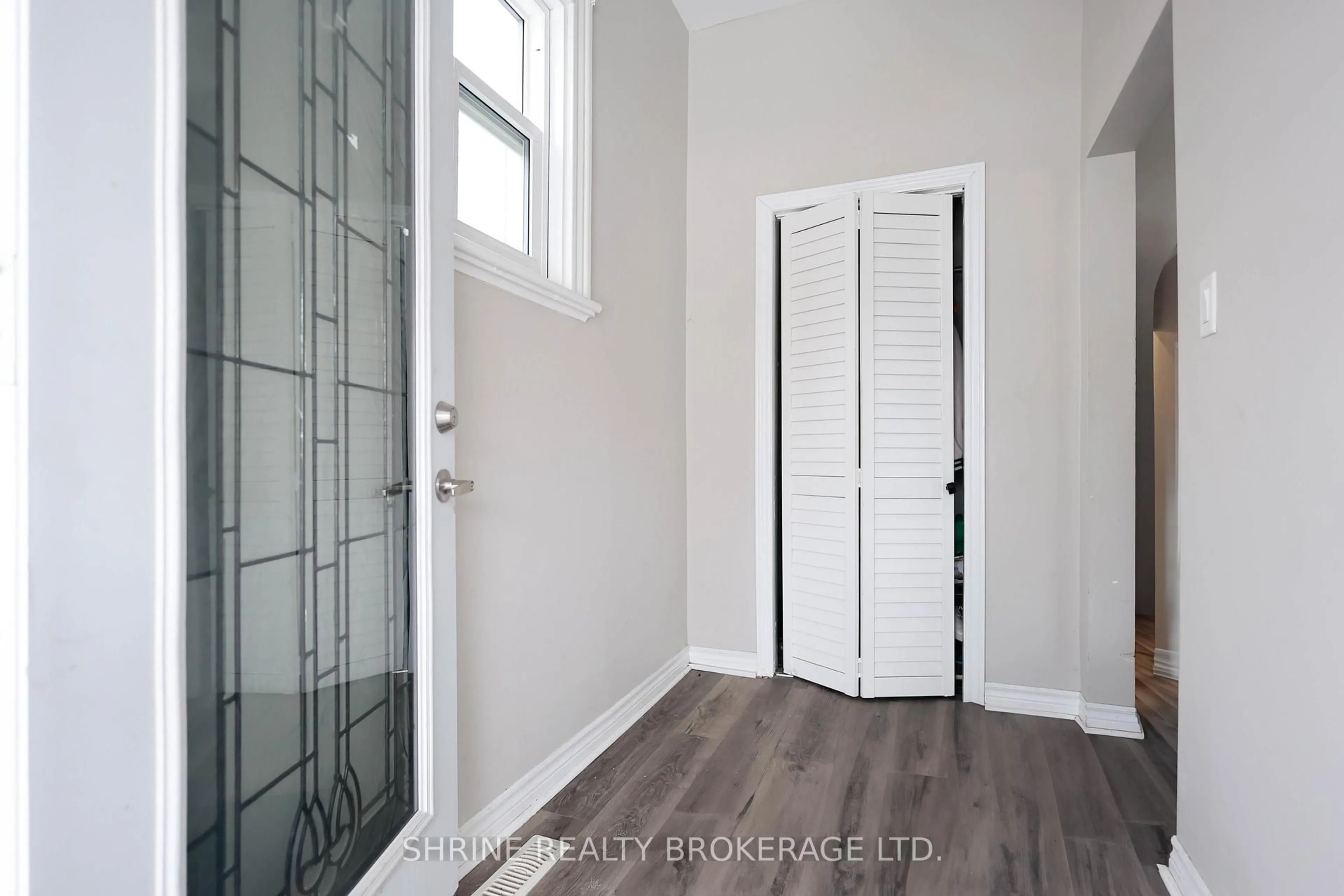 Indoor entryway for 480 Quebec St, London East Ontario N5W 3Y5