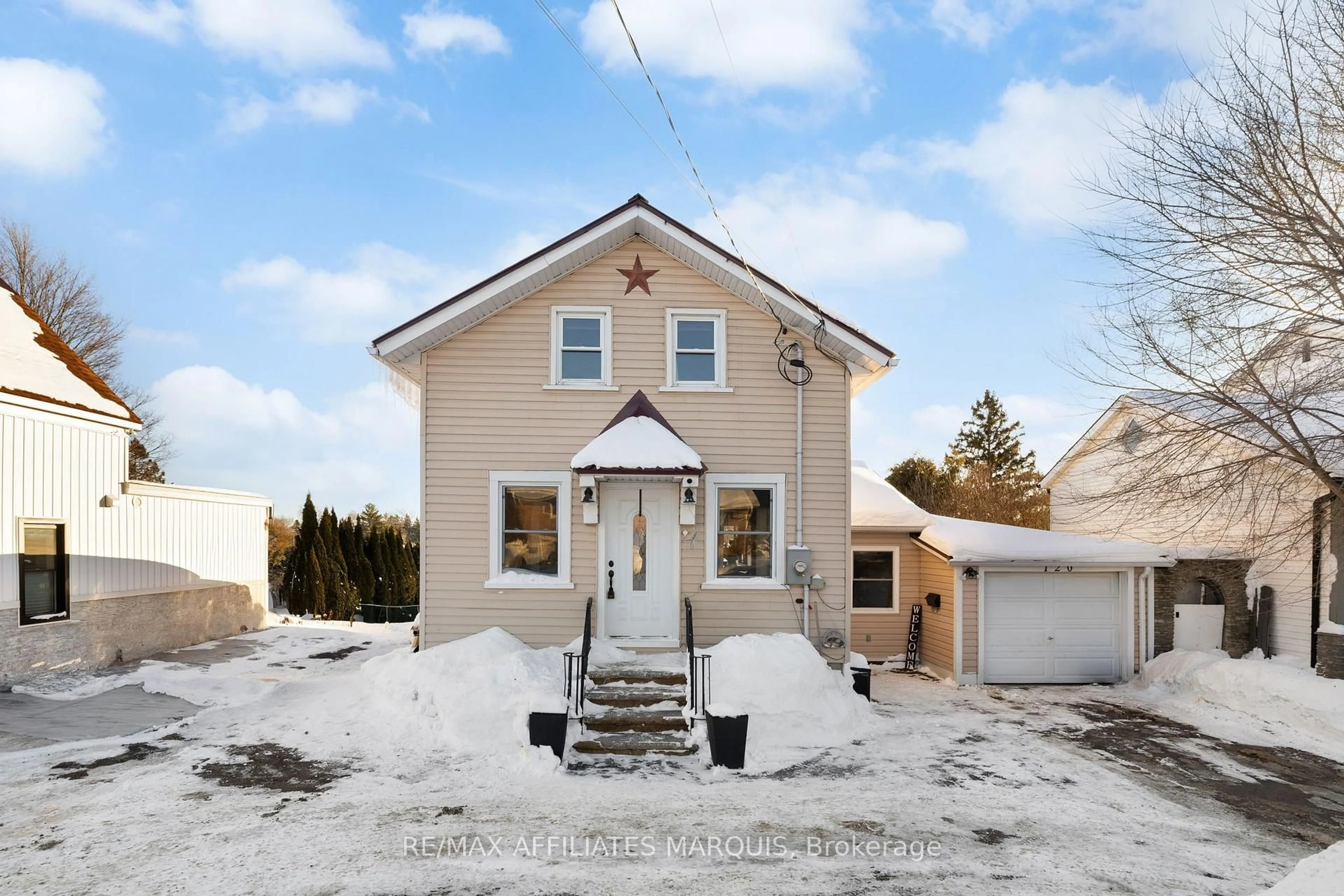 Unknown for 120 Queen St, Smiths Falls Ontario K7A 3N6