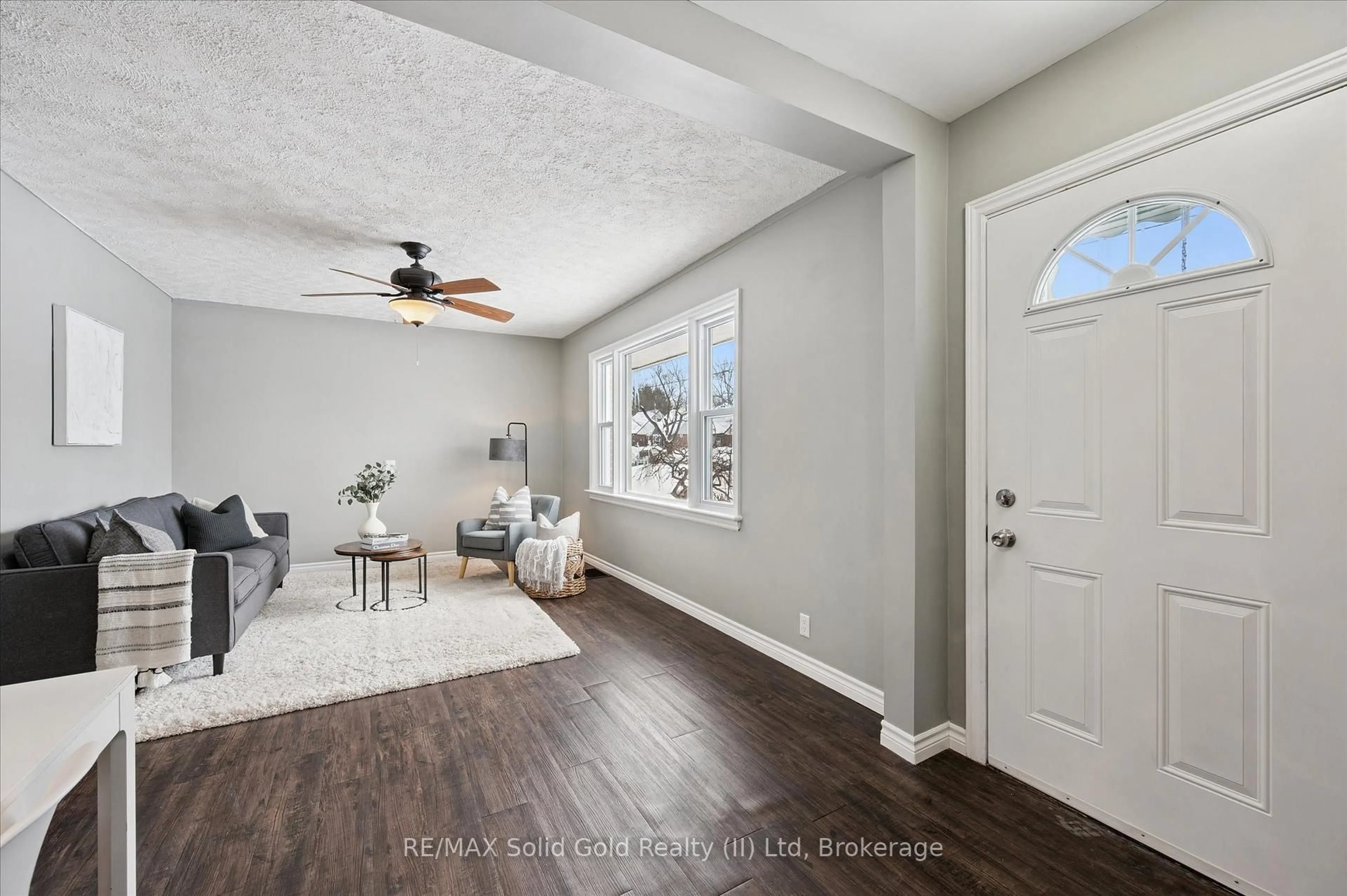 Indoor entryway for 106 Belmont Ave, Waterloo Ontario N2M 1L4