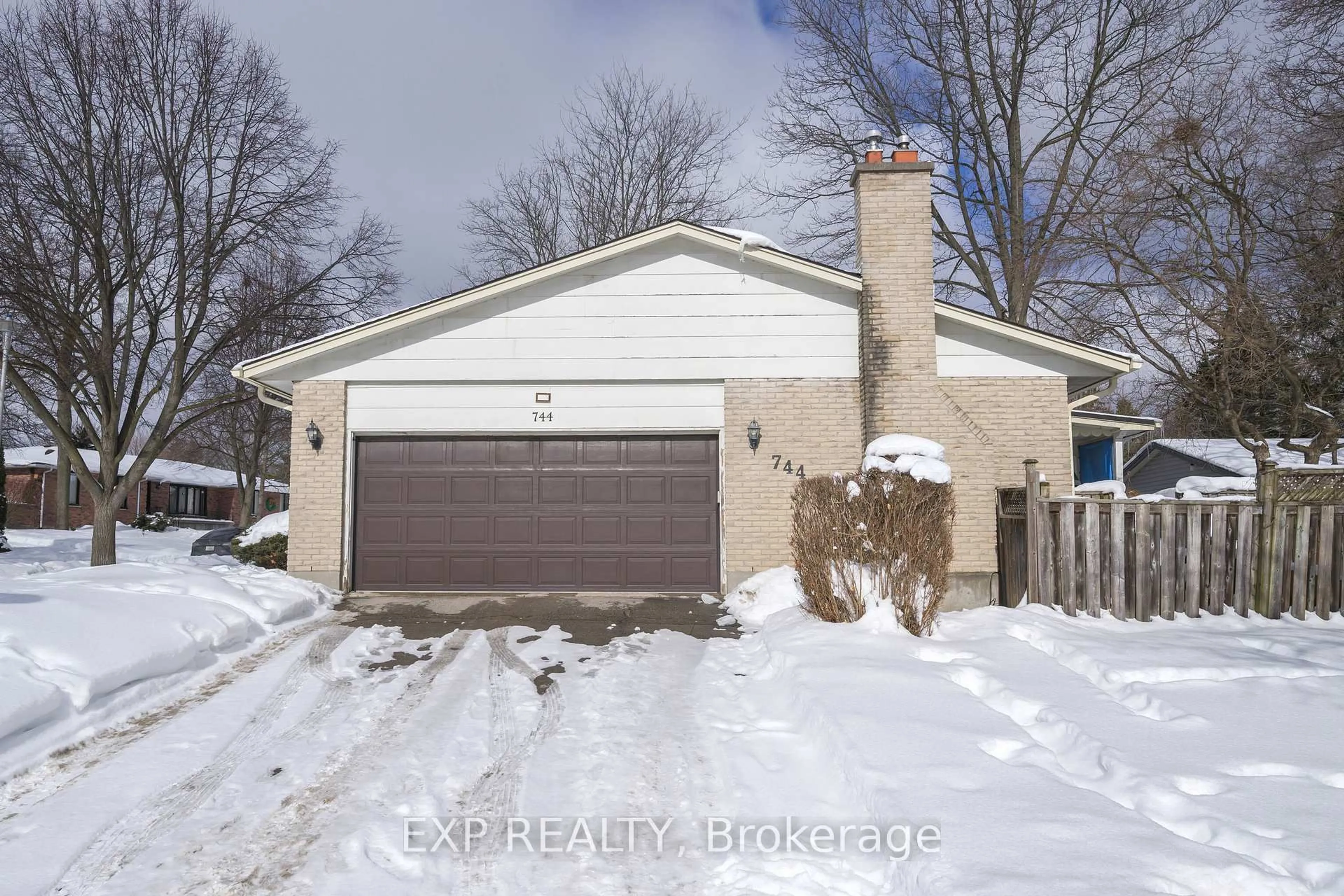 Indoor garage for 744 Barclay Rd, London South Ontario N6K 1K7