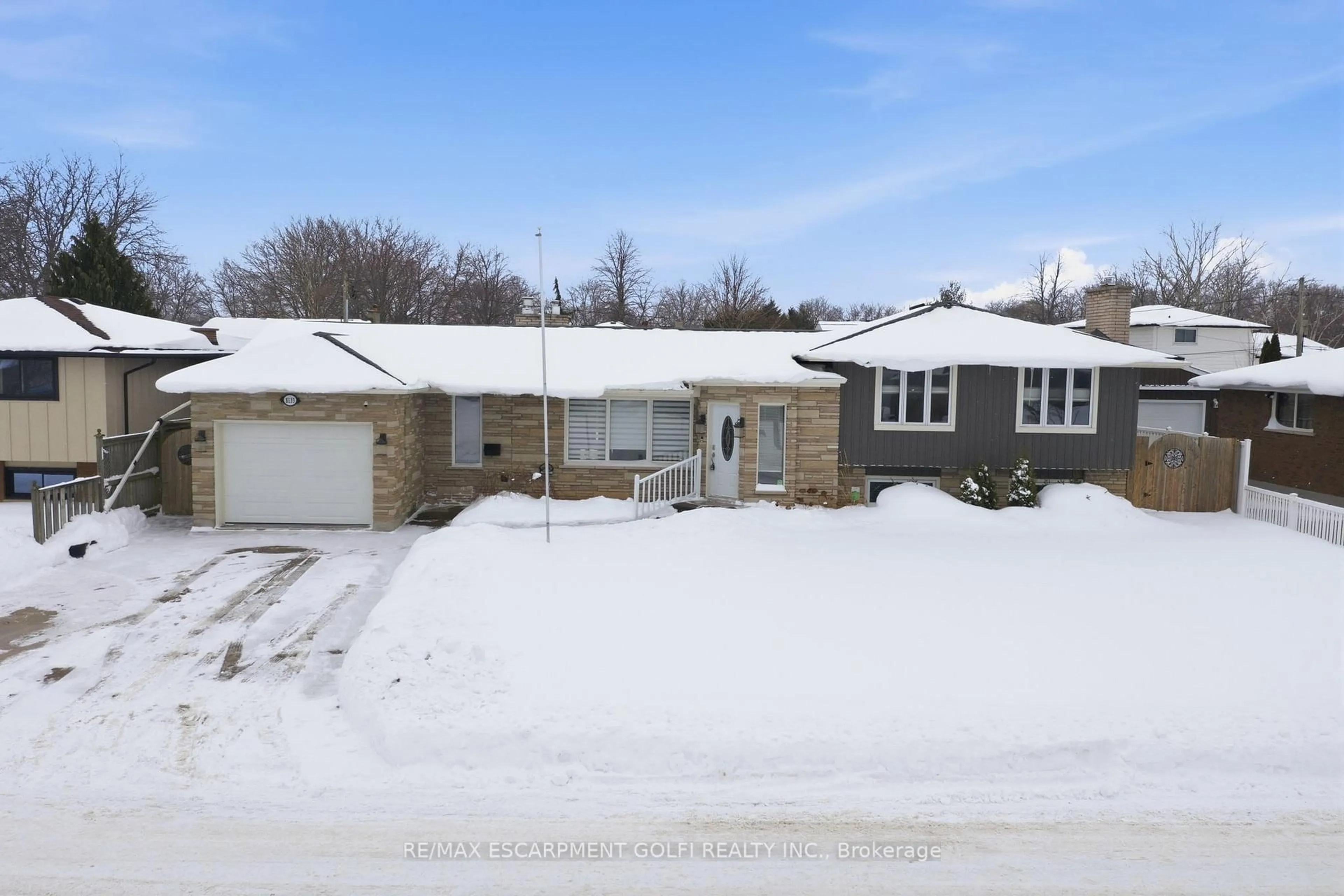 A pic from outside/outdoor area/front of a property/back of a property/a pic from drone, street for 8133 Sarah St, Niagara Falls Ontario L2G 6T9