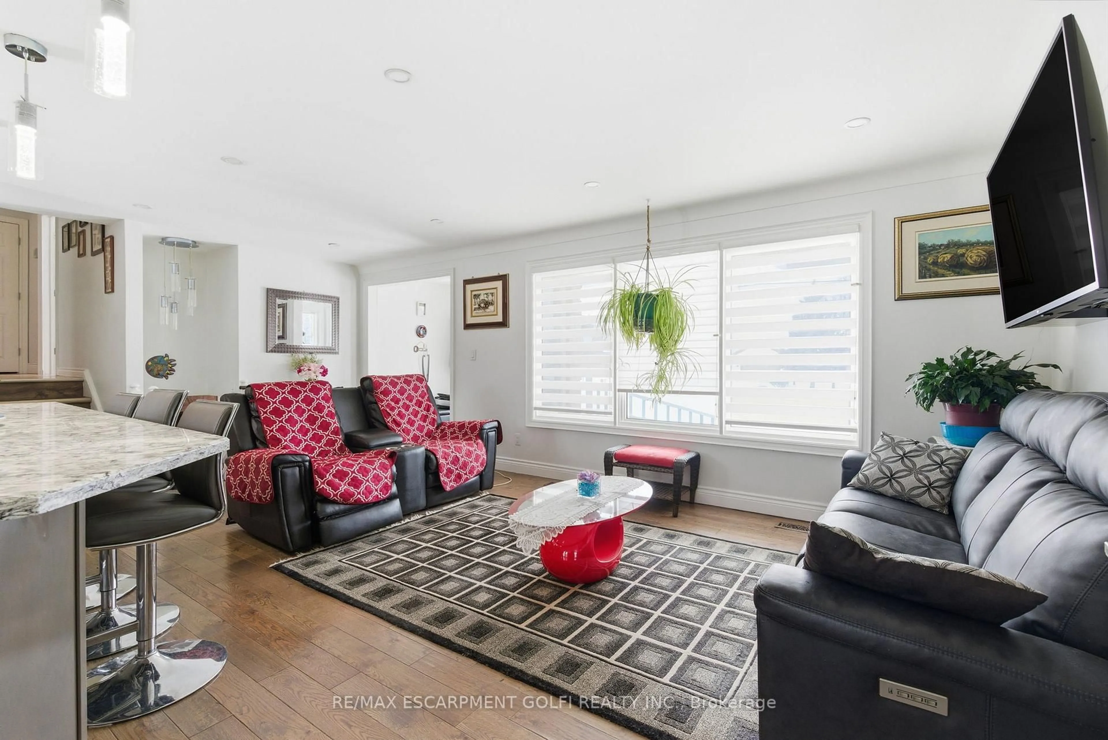 Living room with furniture, unknown for 8133 Sarah St, Niagara Falls Ontario L2G 6T9