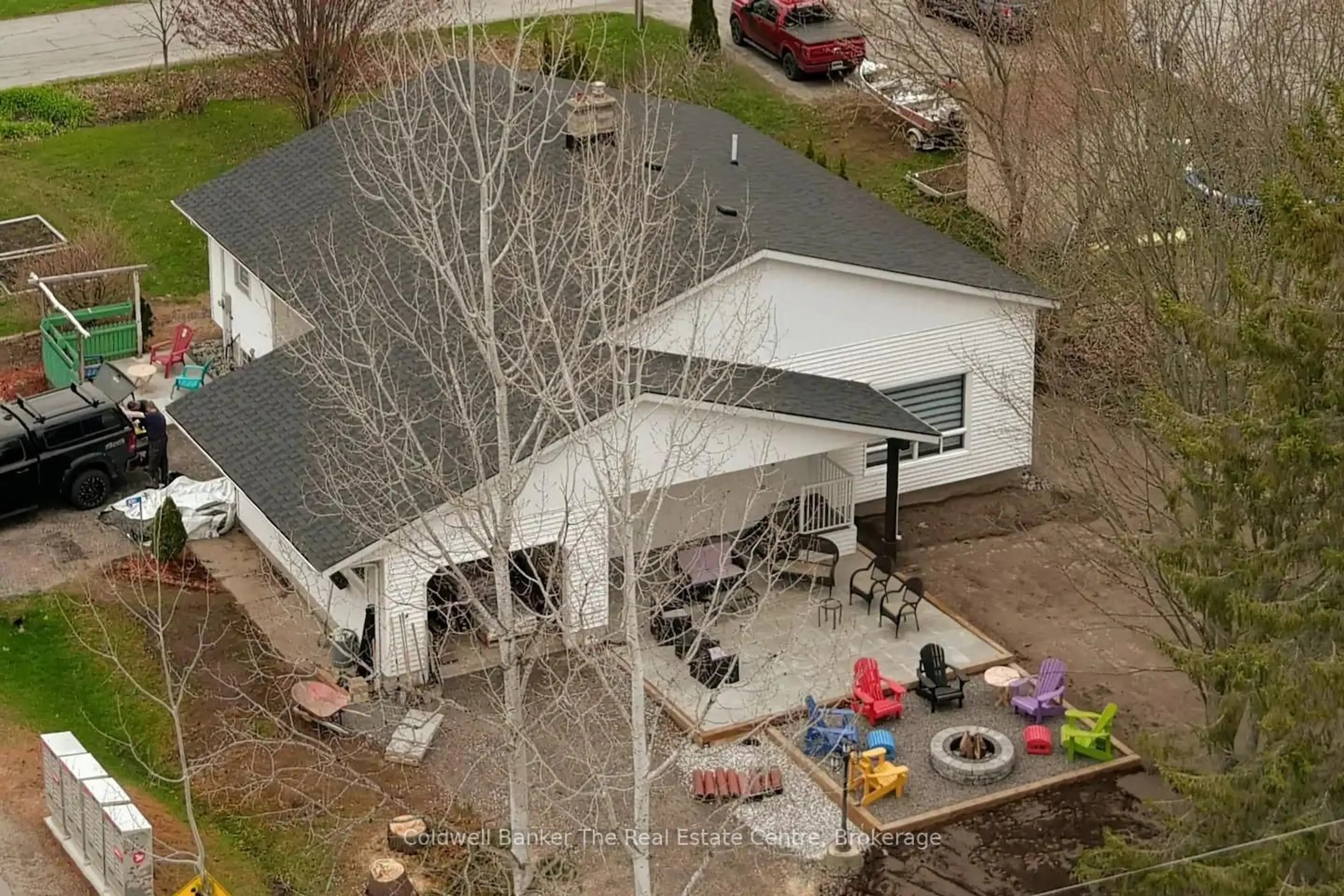 A pic from outside/outdoor area/front of a property/back of a property/a pic from drone, building for 100 Readman St, Gravenhurst Ontario P1P 1R2