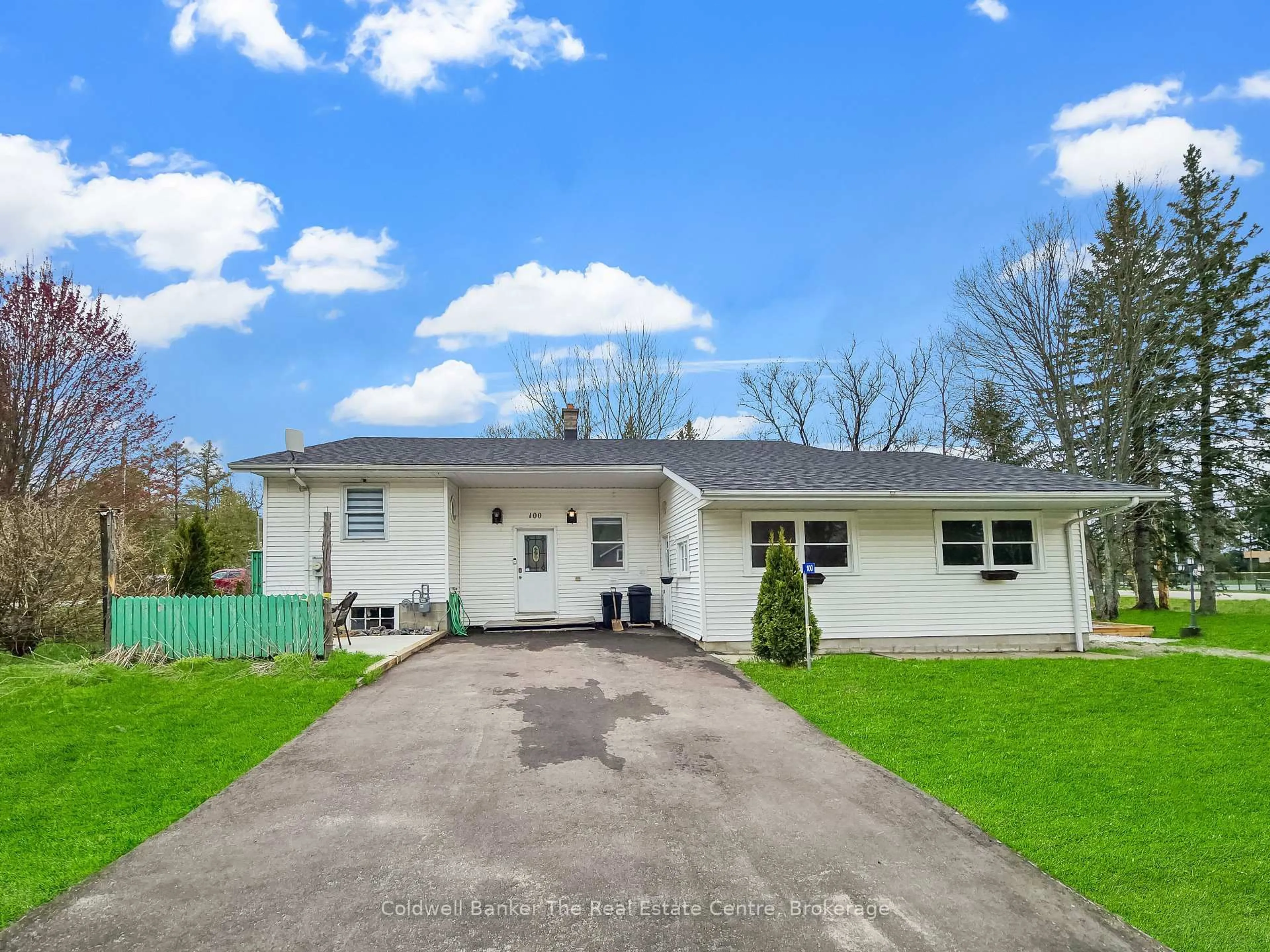 A pic from outside/outdoor area/front of a property/back of a property/a pic from drone, street for 100 Readman St, Gravenhurst Ontario P1P 1R2