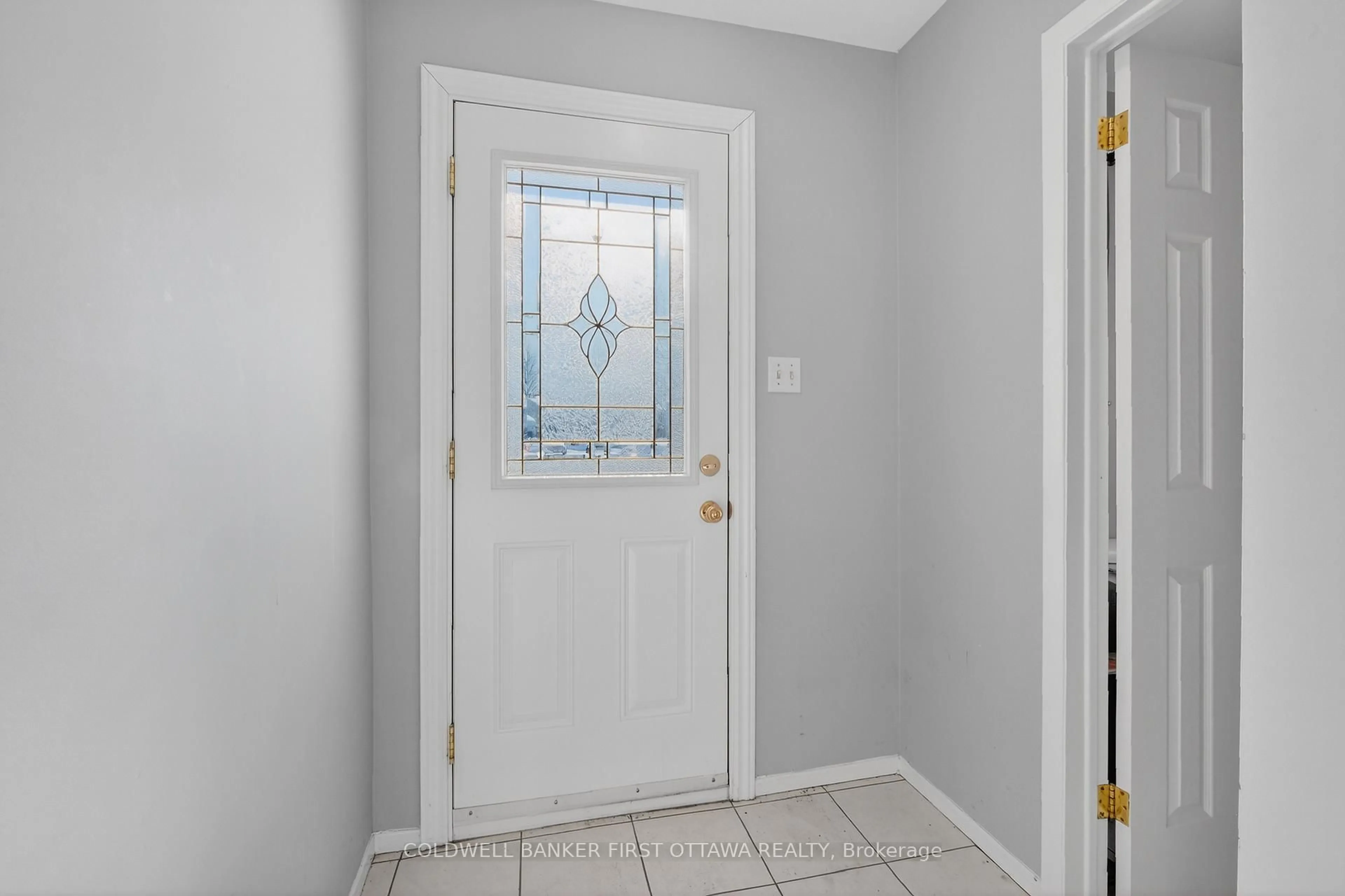Indoor entryway for 273 Kinglet Way, Orleans Ontario K1E 2T9