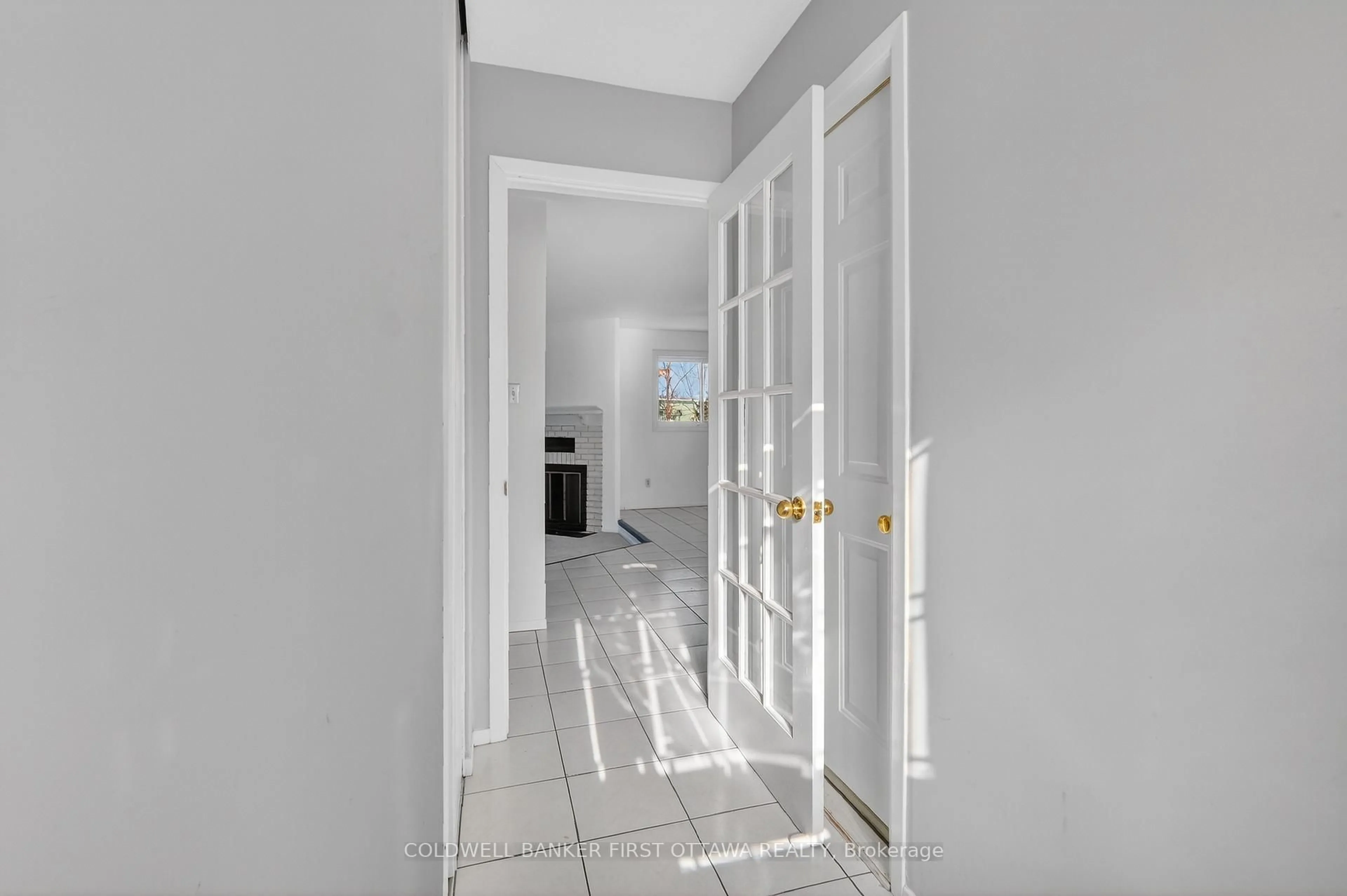 Indoor entryway for 273 Kinglet Way, Orleans Ontario K1E 2T9