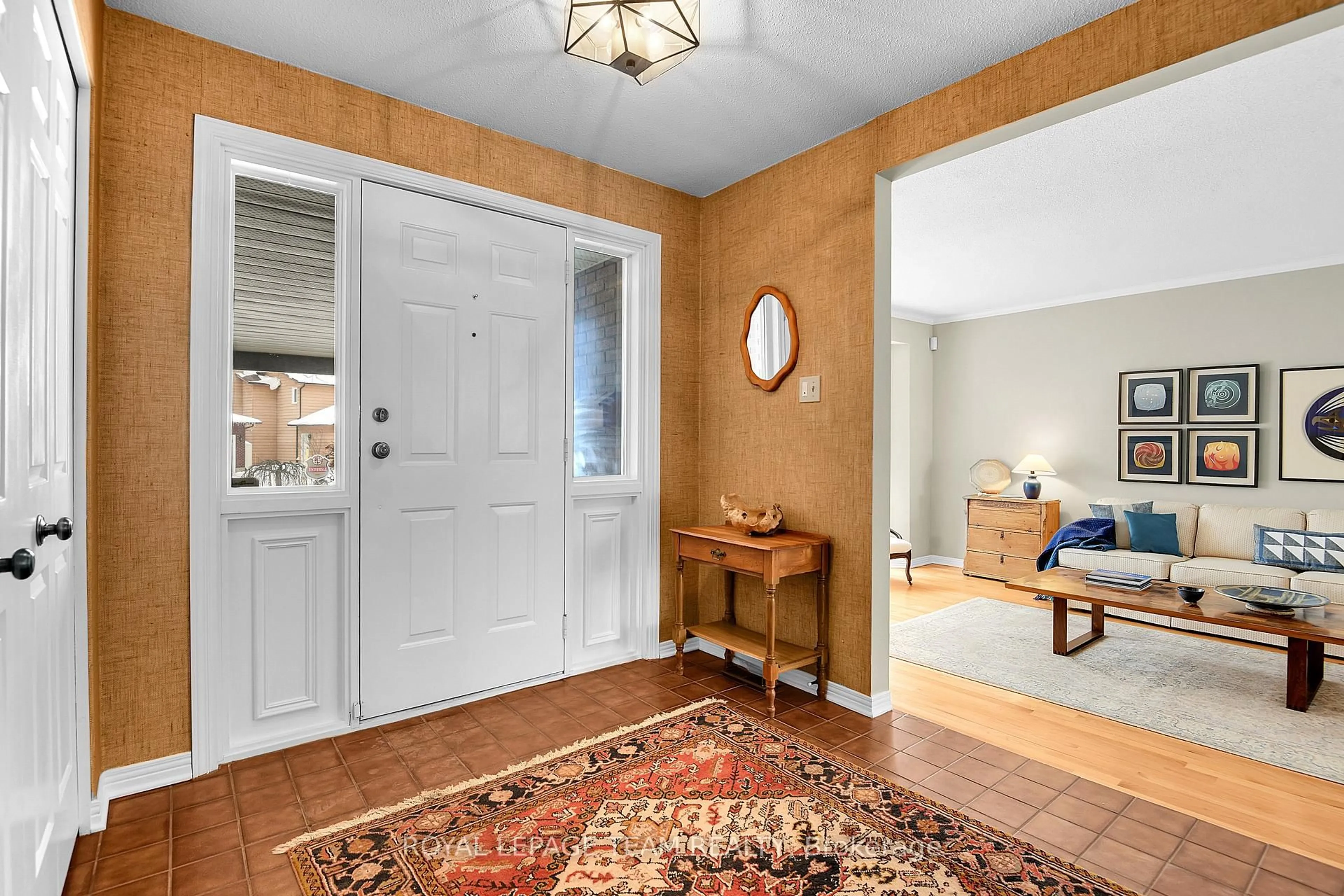 Indoor entryway for 9 Woodthrush Green, Ottawa Ontario K1V 0A9