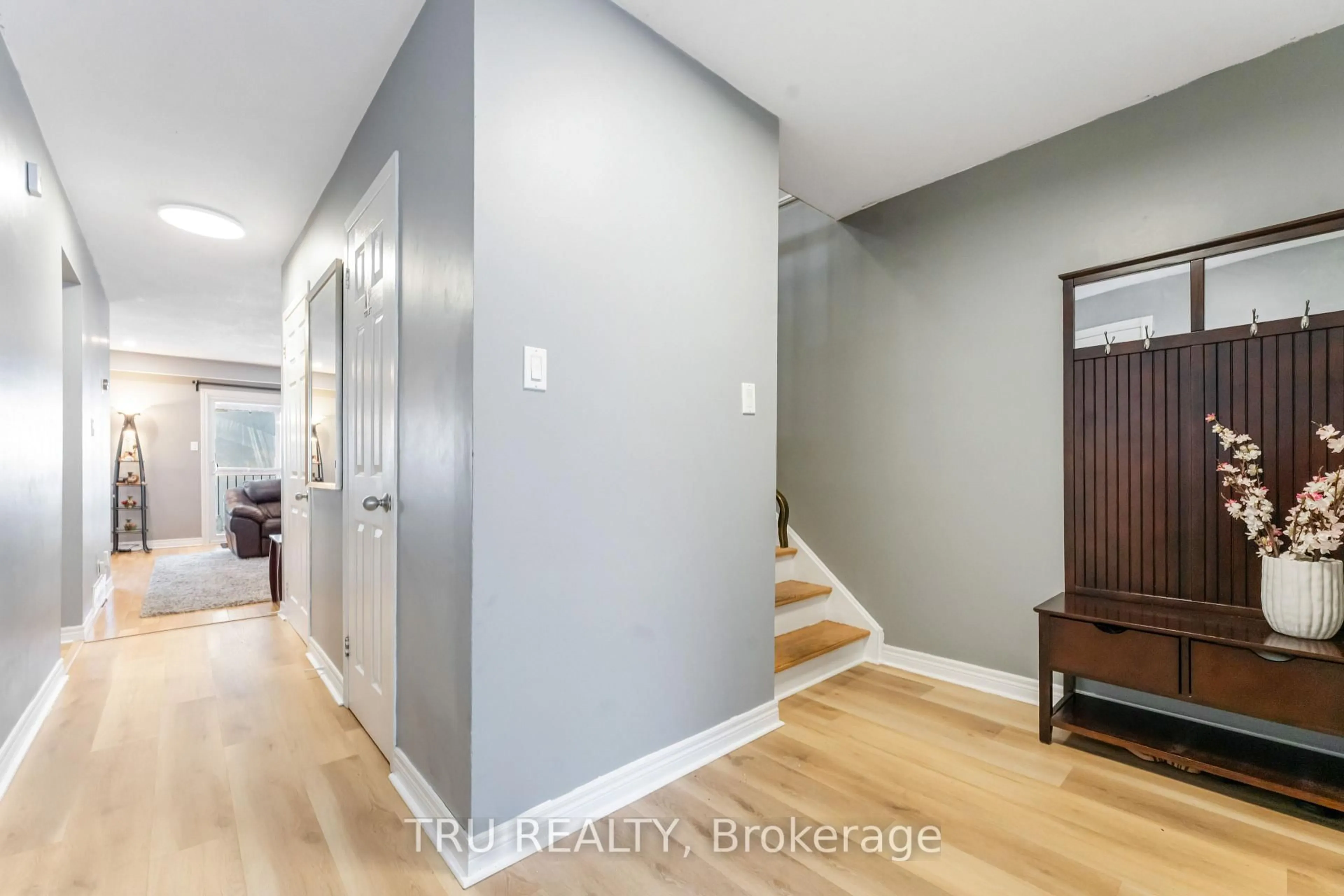 Indoor entryway for 2960 Penny Dr #2, Ottawa Ontario K2B 6H5