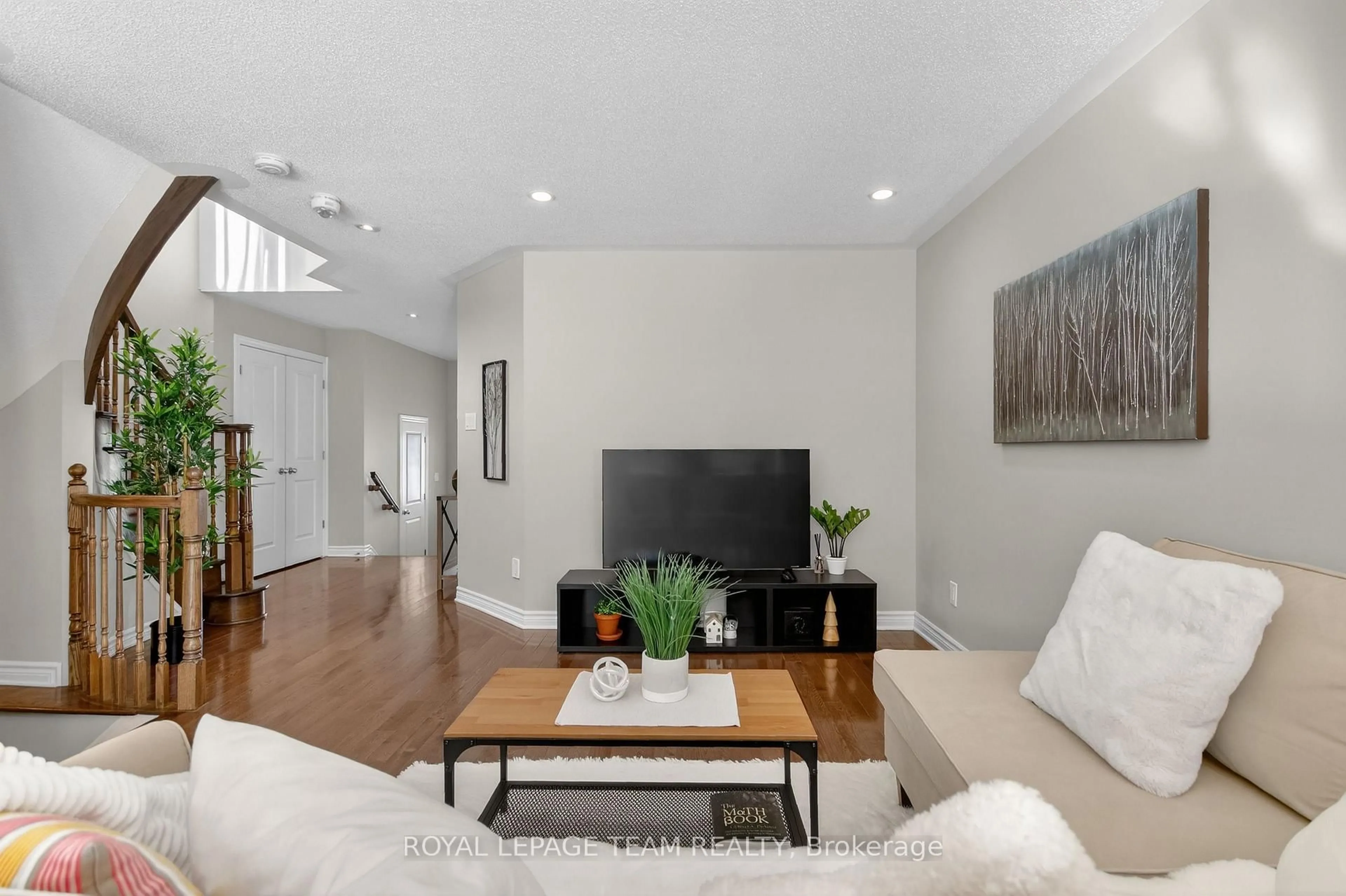 Living room with furniture, unknown for 526 PAINE Ave, Ottawa Ontario K2S 1B9