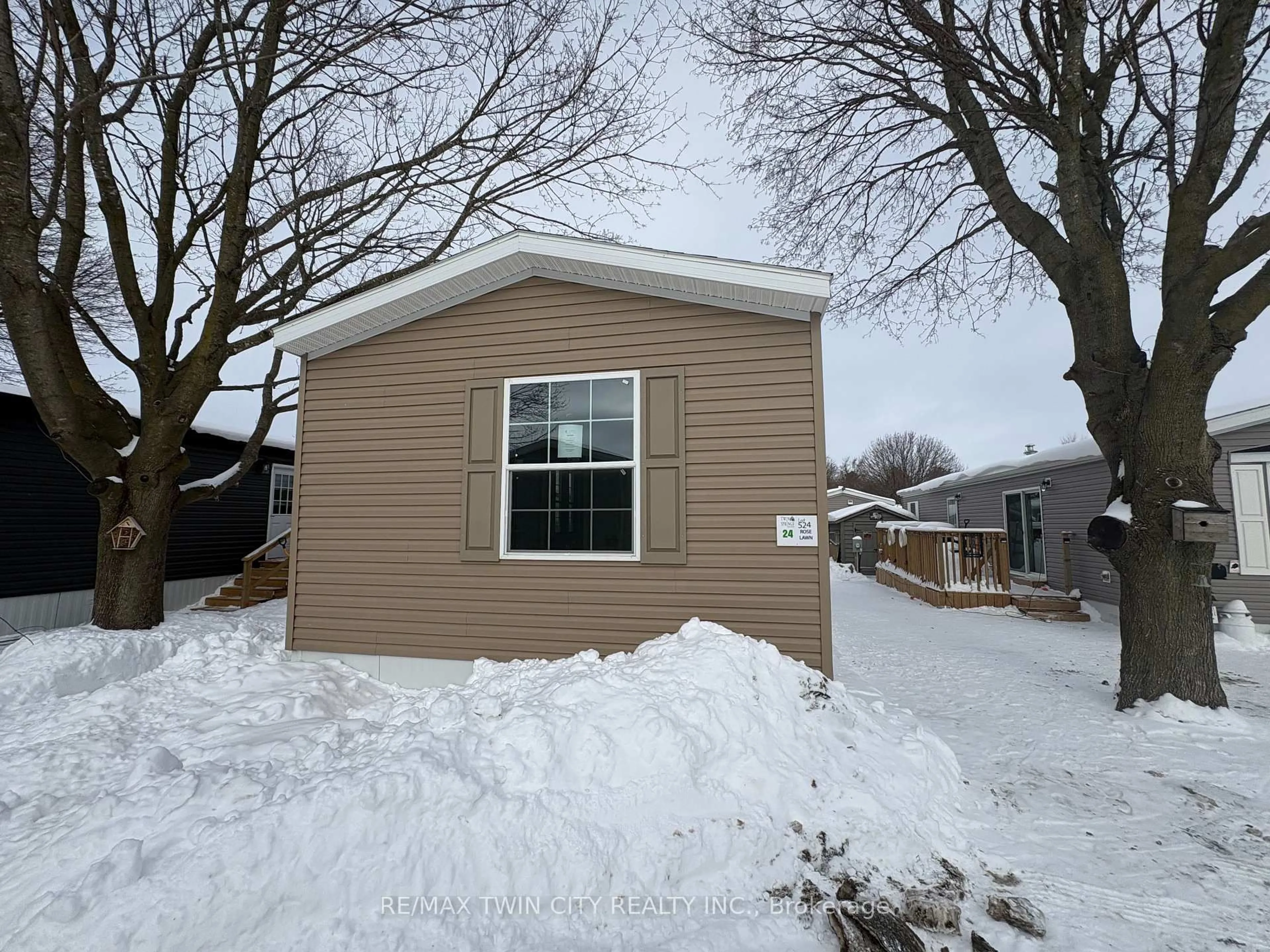 Home with vinyl exterior material, street for 99 Fourth CONCESSION Rd ##524, Brant Ontario N0E 1A0