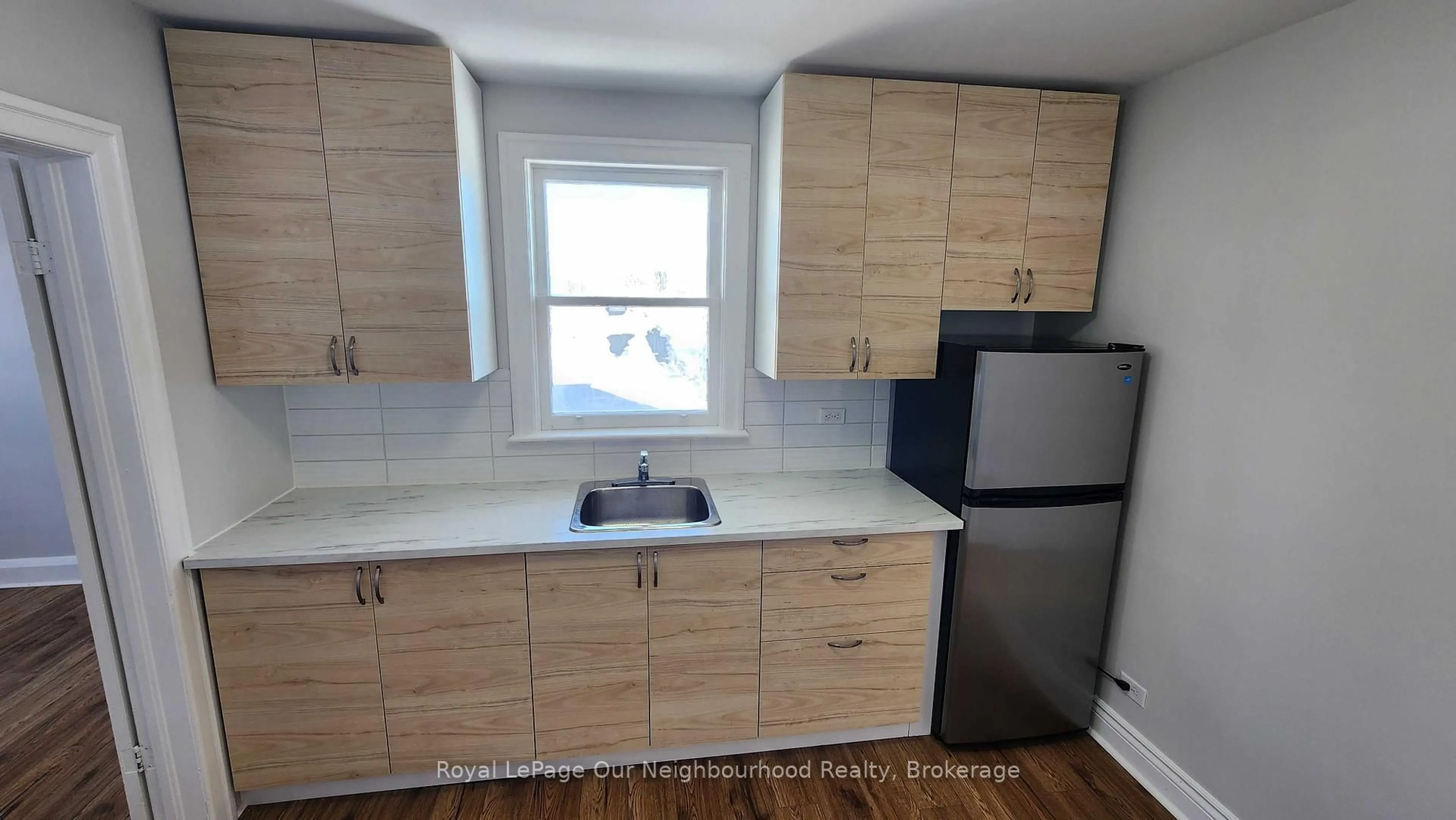 Standard kitchen, wood/laminate floor for 642 Bolivar St, Peterborough Ontario K9J 4S2