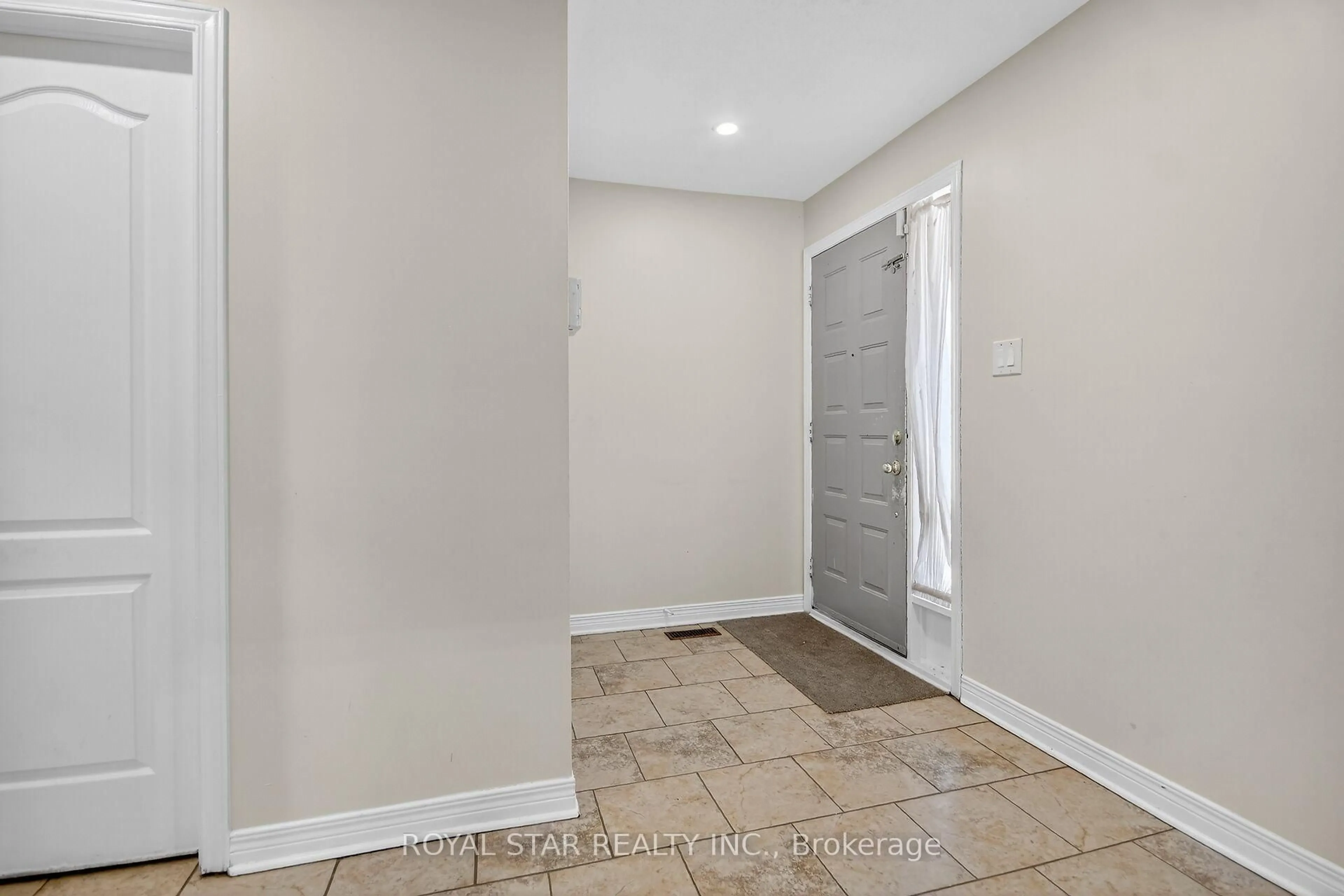 Indoor entryway for 5 Southland Cres, Ottawa Ontario K1G 5E5